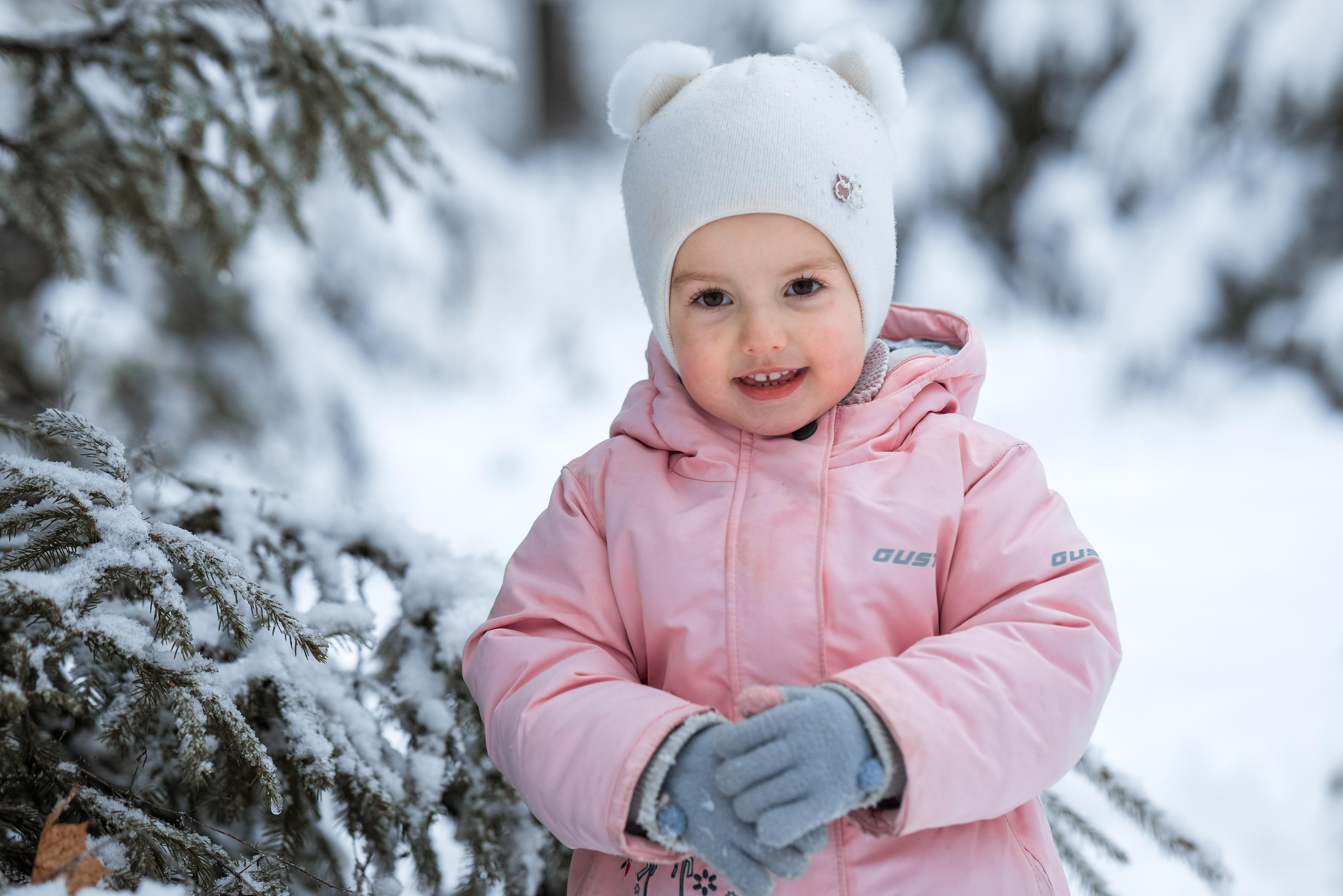 Софья и Василиса в заснеженном парке. Женский семейный фотограф Тула Москва Захарова Анна