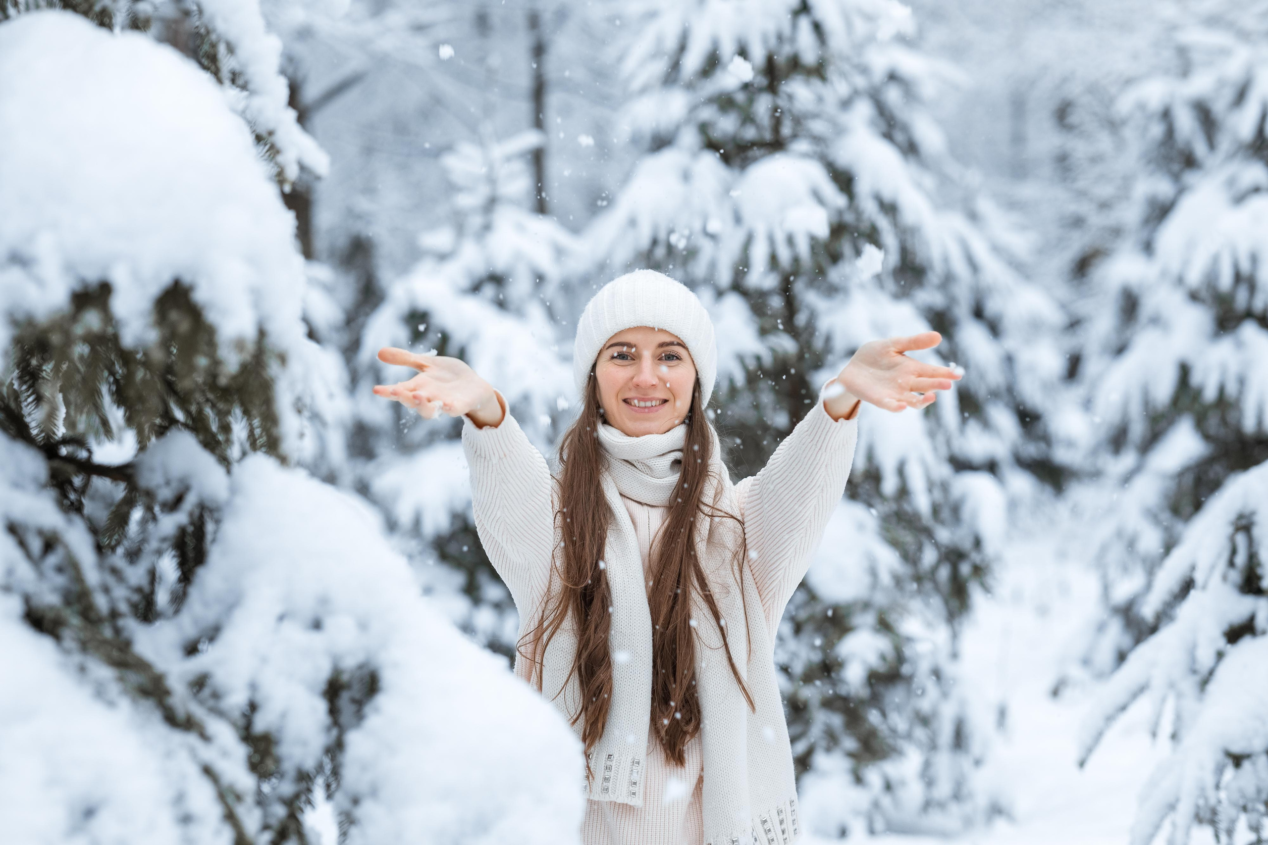 Софья и Василиса в заснеженном парке. Женский семейный фотограф Тула Москва Захарова Анна