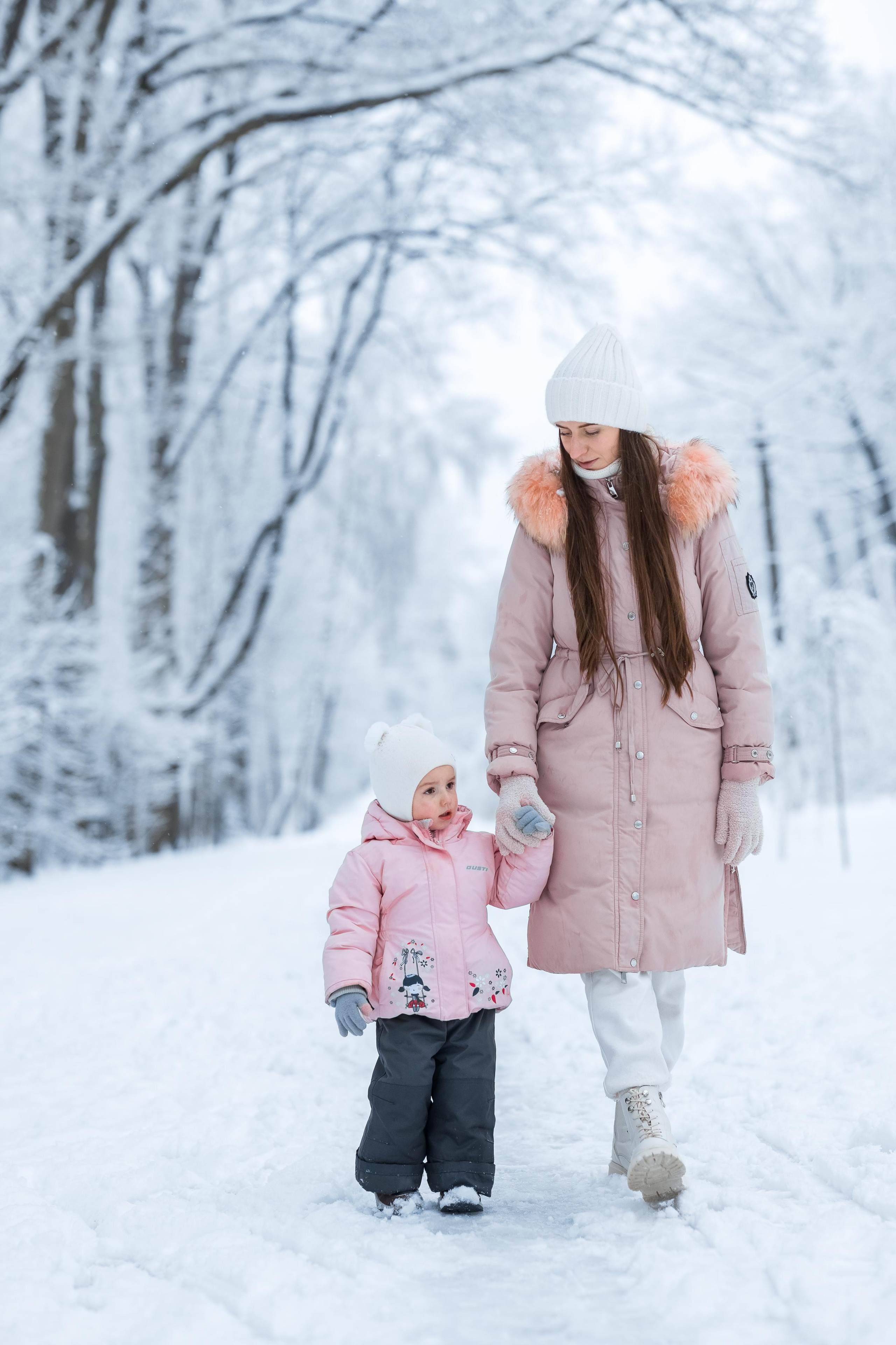 Софья и Василиса в заснеженном парке. Женский семейный фотограф Тула Москва Захарова Анна