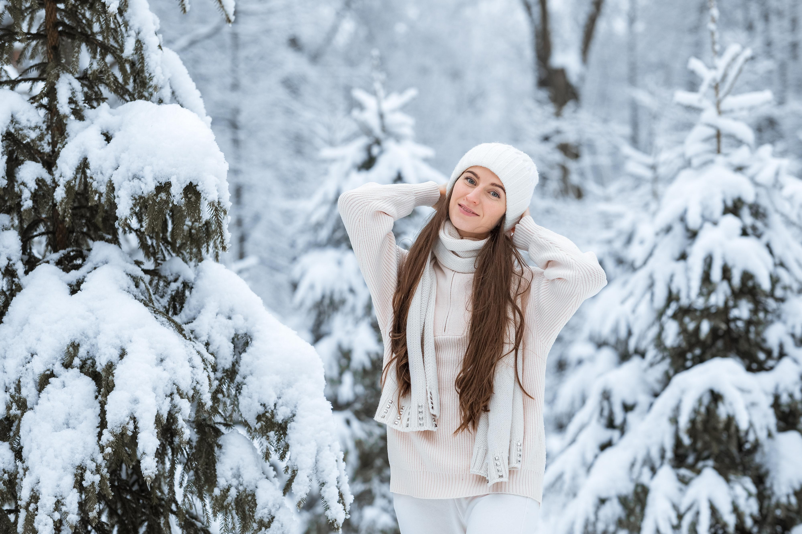 Софья и Василиса в заснеженном парке. Женский семейный фотограф Тула Москва Захарова Анна