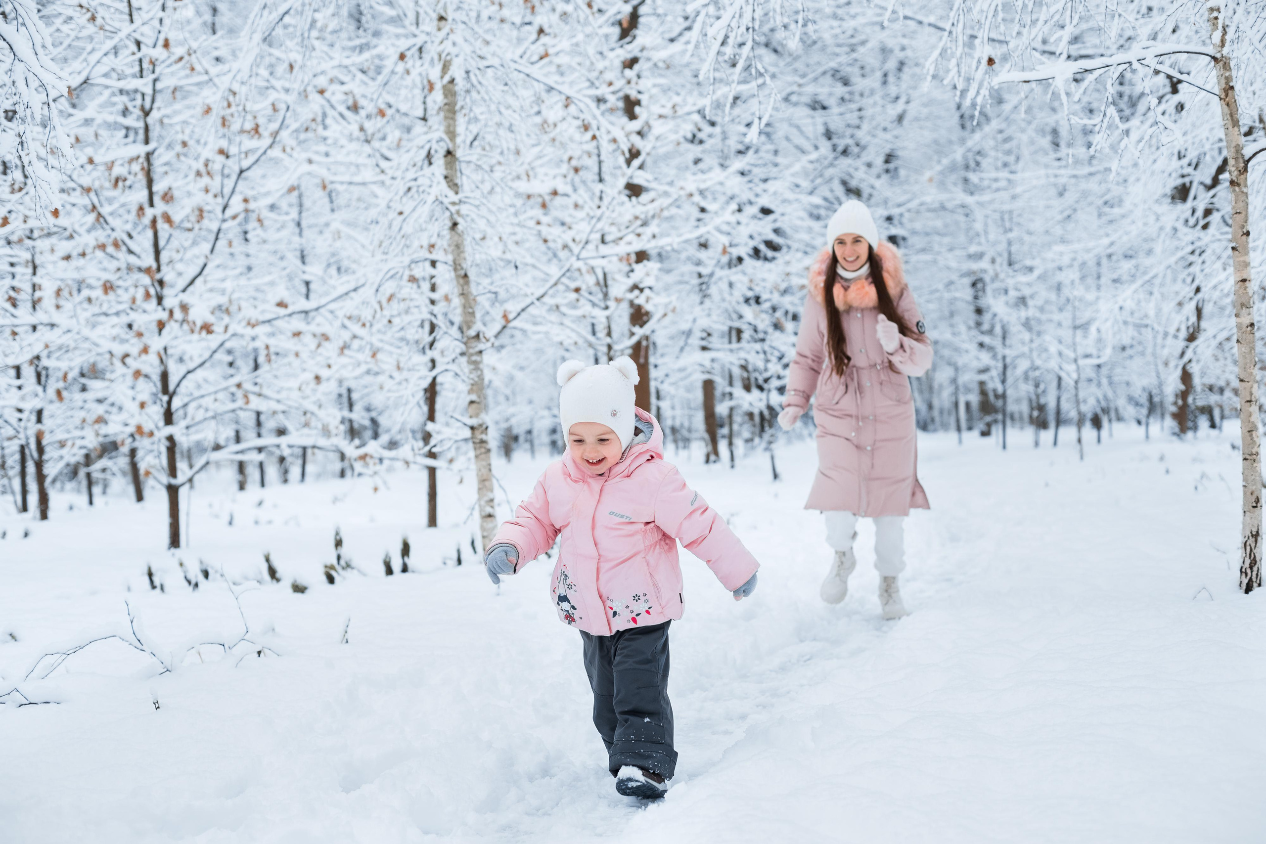 Софья и Василиса в заснеженном парке. Женский семейный фотограф Тула Москва Захарова Анна