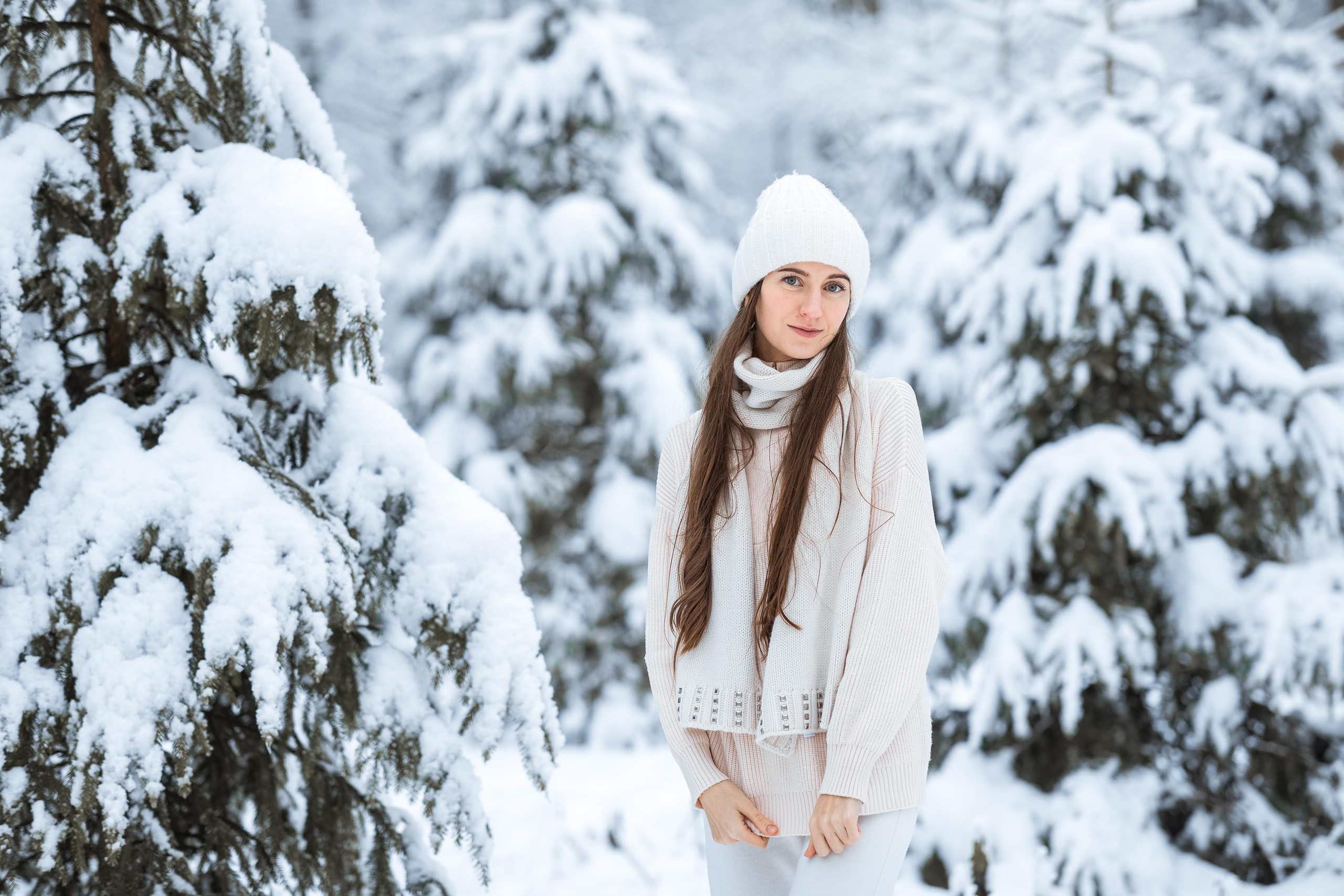 Софья и Василиса в заснеженном парке. Женский семейный фотограф Тула Москва Захарова Анна