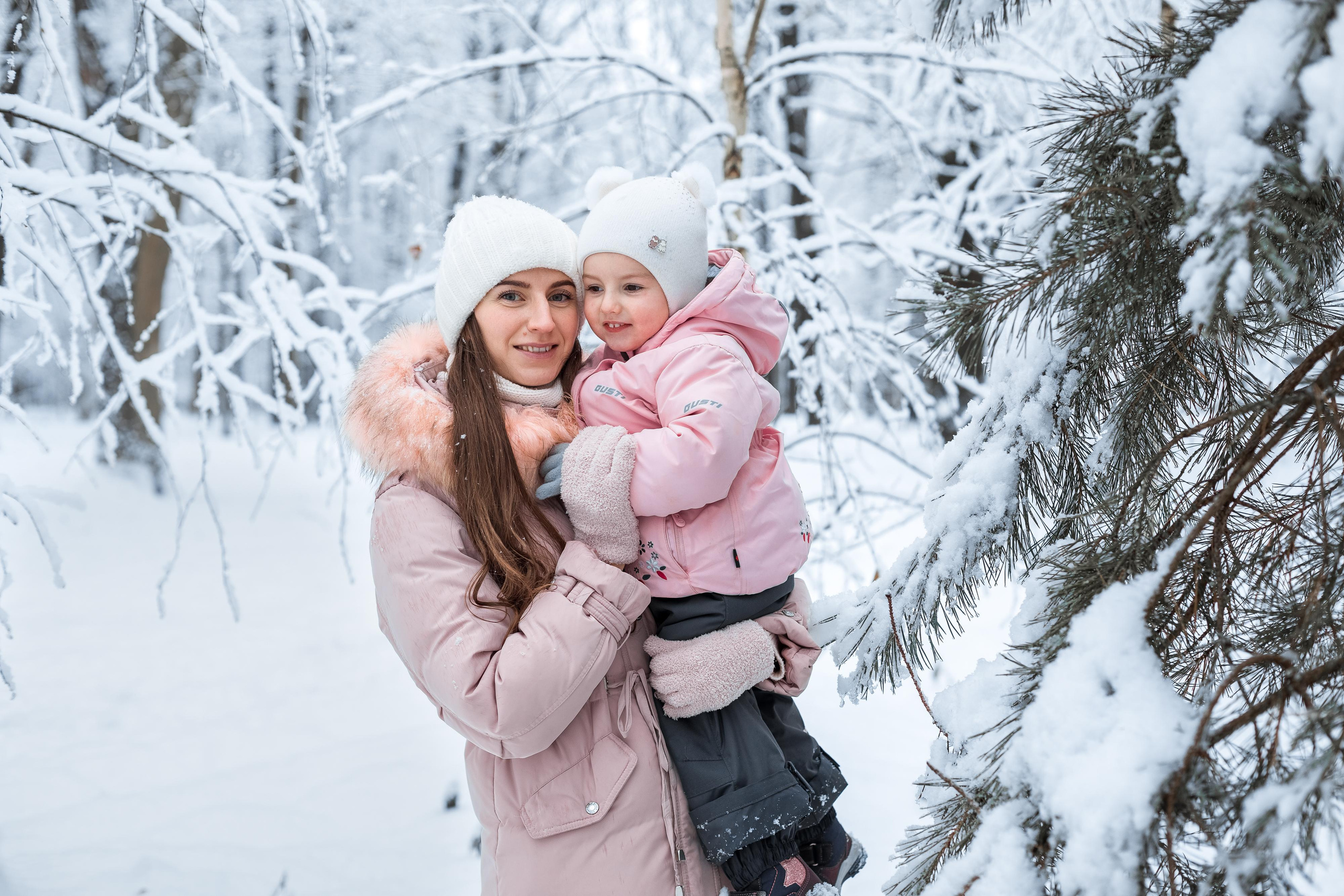 Софья и Василиса в заснеженном парке. Женский семейный фотограф Тула Москва Захарова Анна