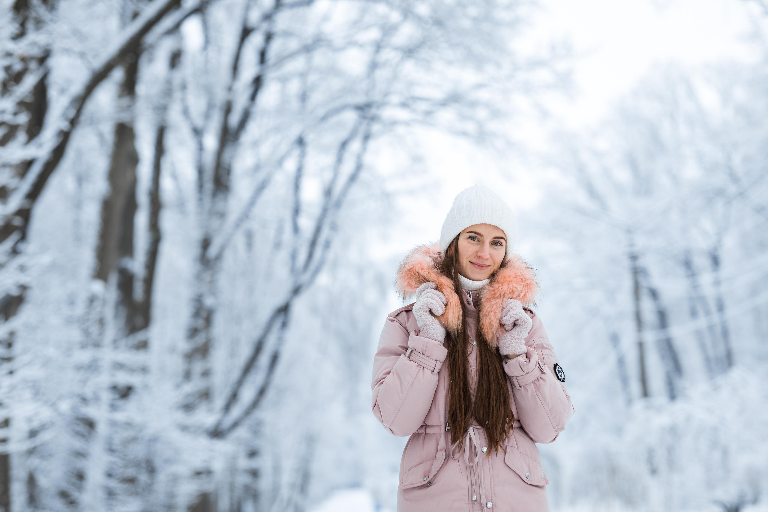 Софья и Василиса в заснеженном парке. Женский семейный фотограф Тула Москва Захарова Анна