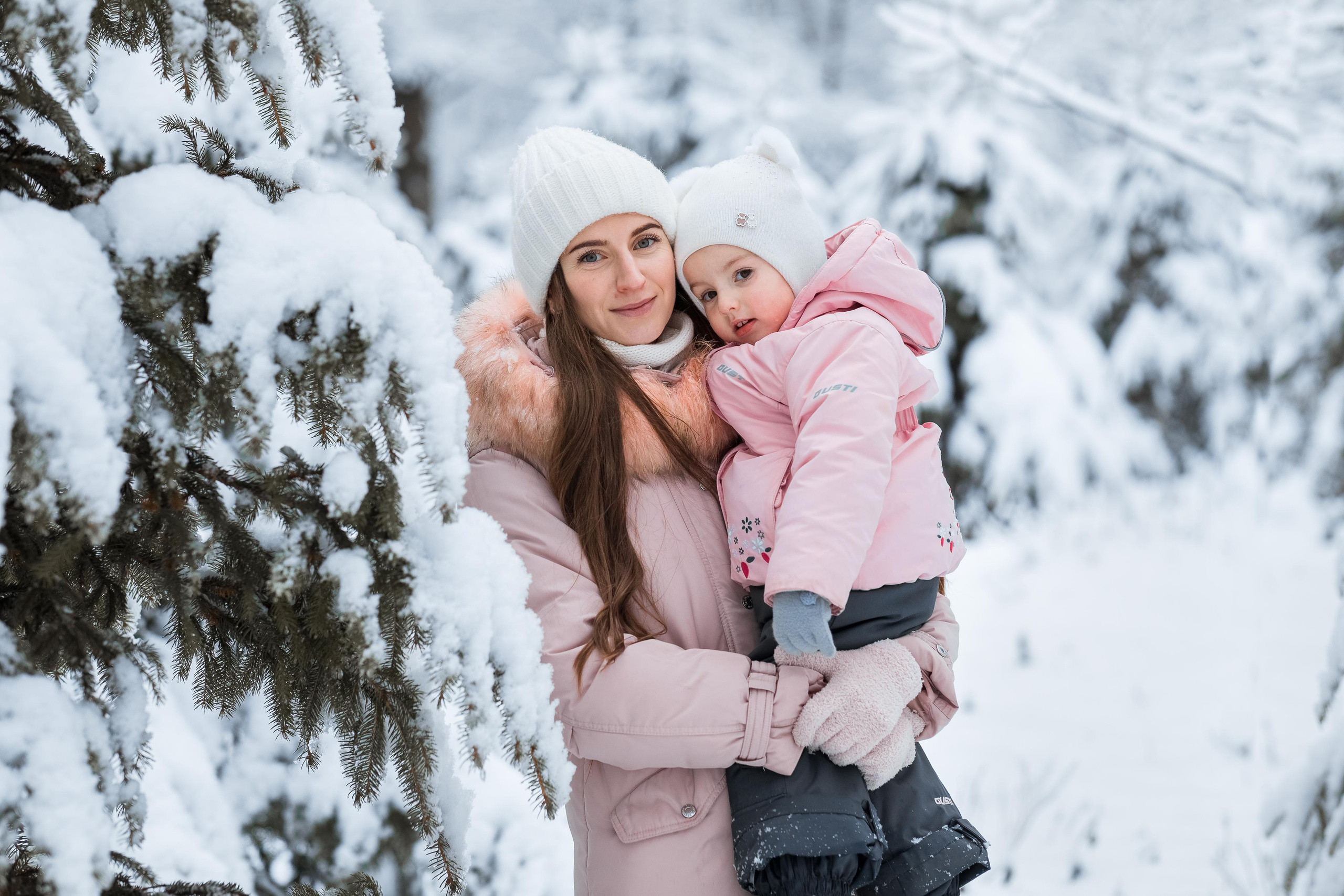 Софья и Василиса в заснеженном парке. Женский семейный фотограф Тула Москва Захарова Анна