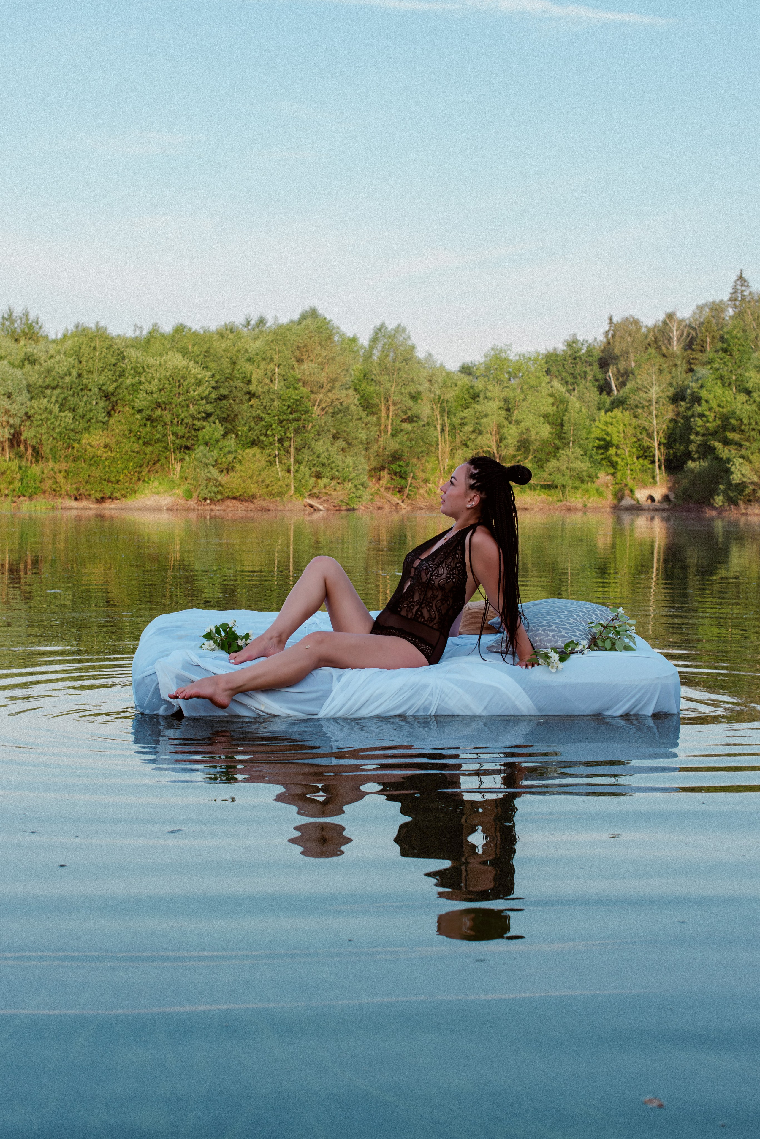Анастасия на водоеме. Женский фотограф в Москве и МО