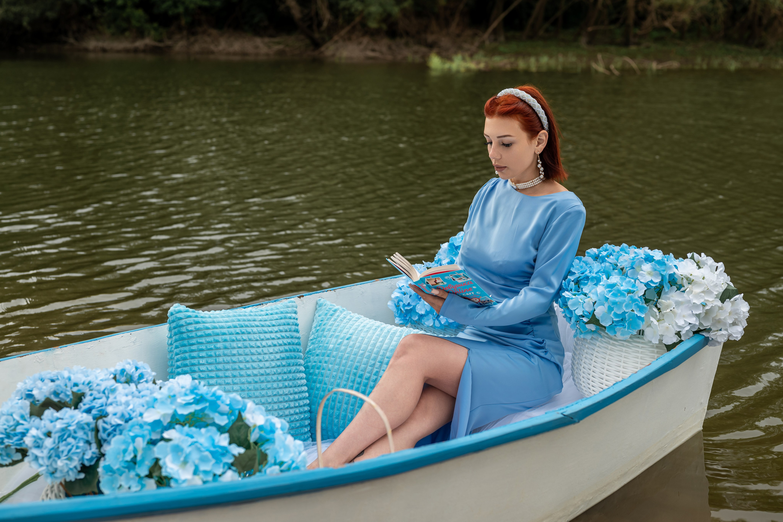 Фотопроект на лодке с голубыми гортензиями. Фотограф в городе Салават