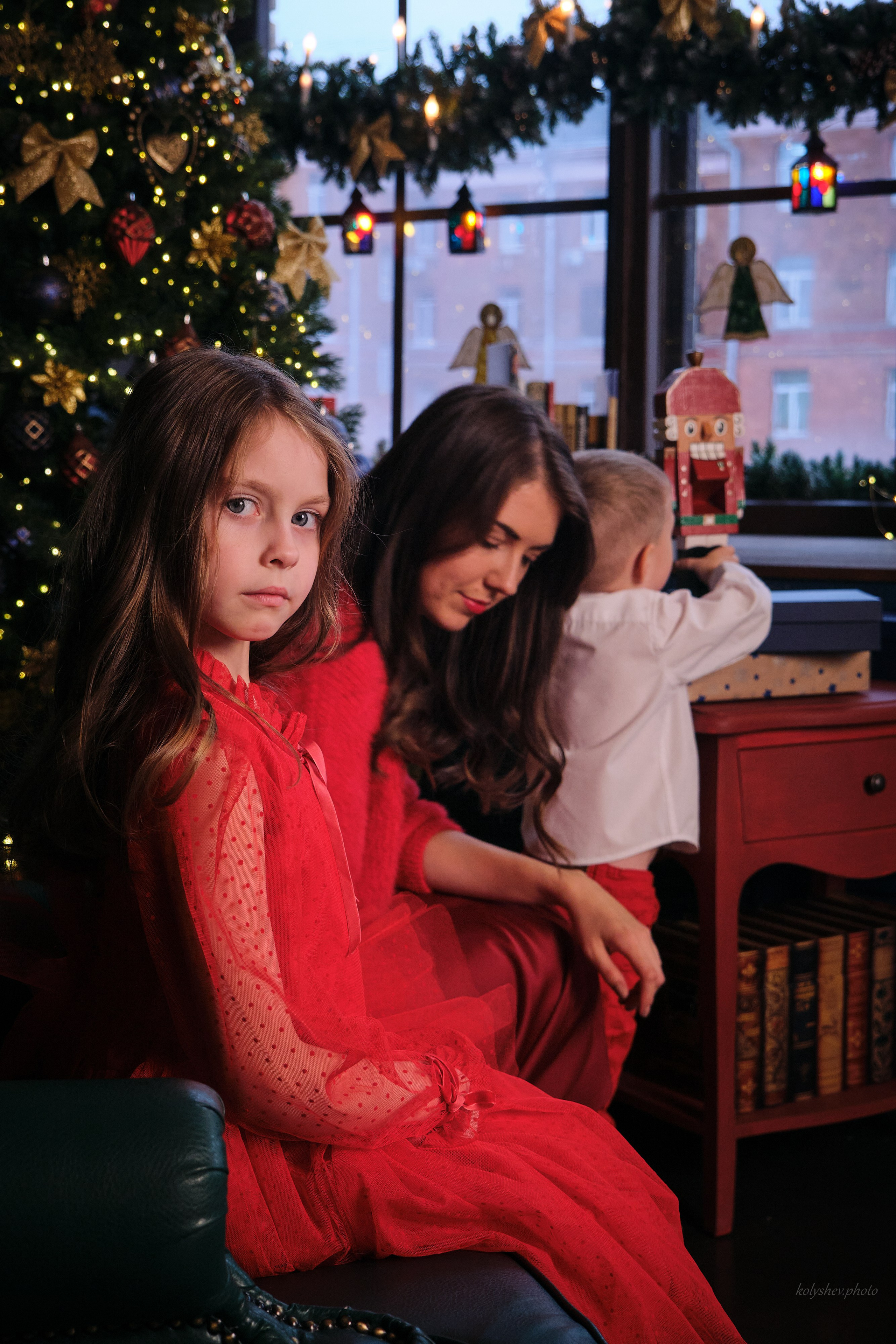 семейная фотосессия в студии к новому году в жуковском