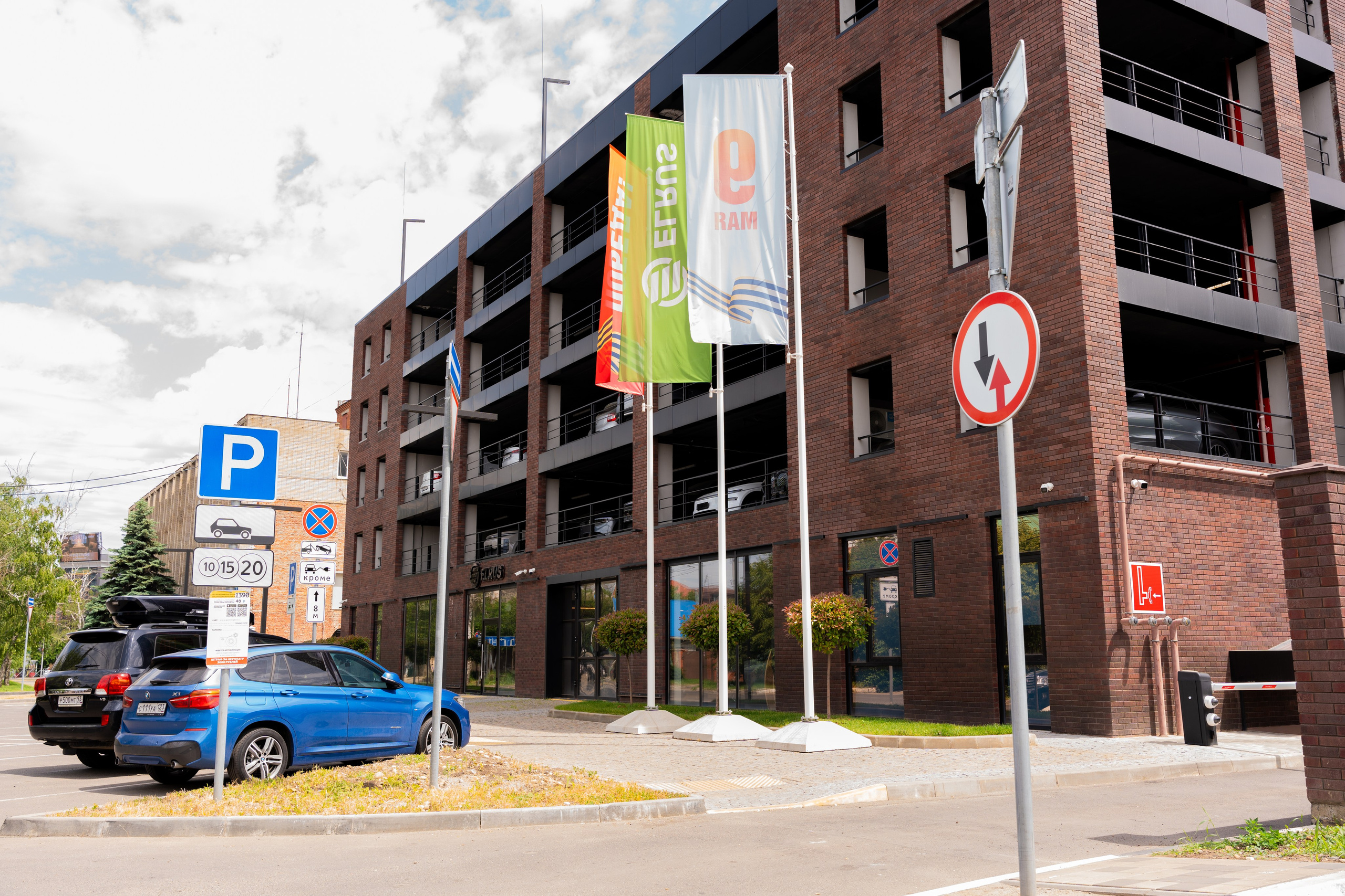 Интерьерная фотосъемка автосалона Elrus в Краснодаре. Zeekr, LiXiang Профессиональная фотосъемка интерьера премиум-автосалона в Краснодаре. Шедевры для Вас! Фотограф и Видеограф в Краснодаре Пахиев Руслан