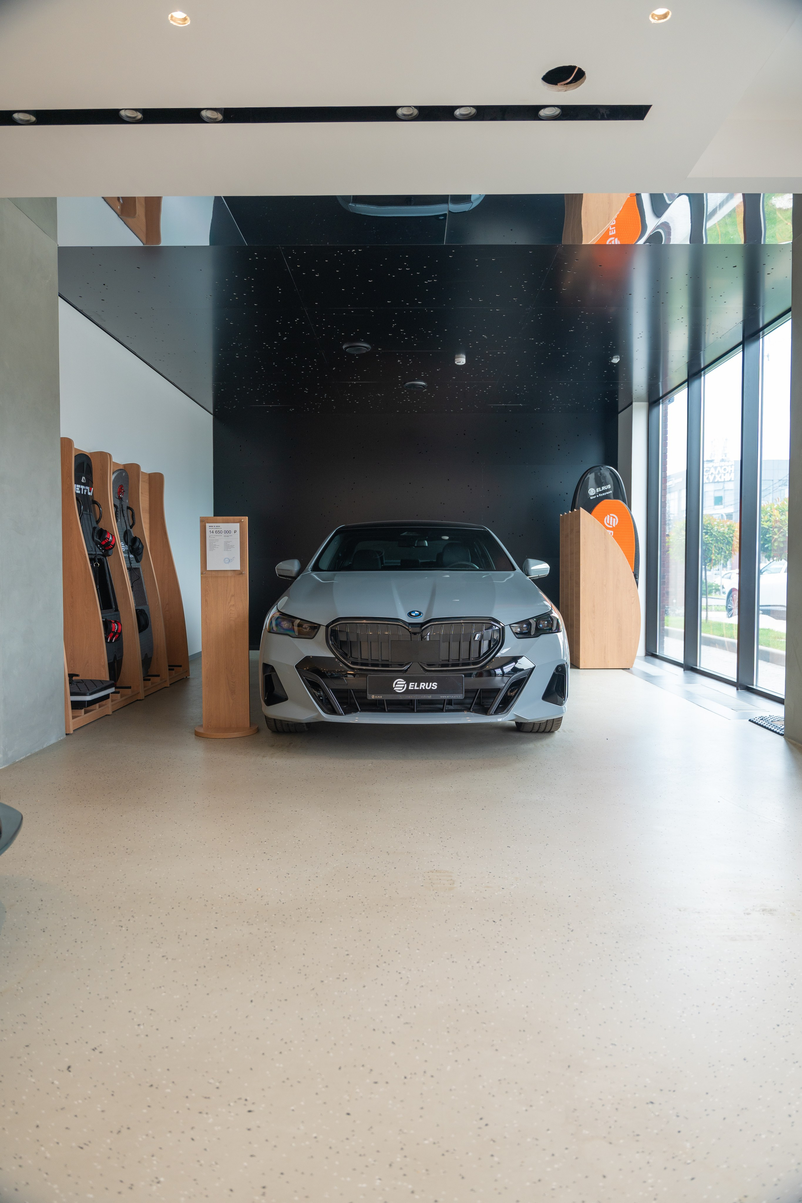 Интерьерная фотосъемка автосалона Elrus в Краснодаре. Zeekr, LiXiang Профессиональная фотосъемка интерьера премиум-автосалона в Краснодаре. Шедевры для Вас! Фотограф и Видеограф в Краснодаре Пахиев Руслан