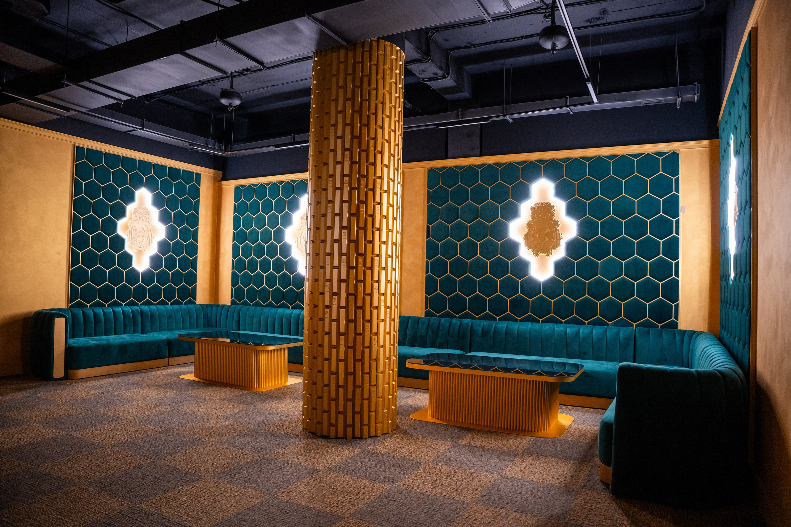 Фотосъемка интерьера стриптиз-клуба Hefner — элитный клуб Краснодара. Интерьерная фотосъемка клуба Hefner в Краснодаре — профессионально. Шедевры для Вас! Фотограф и Видеограф в Краснодаре Пахиев Руслан