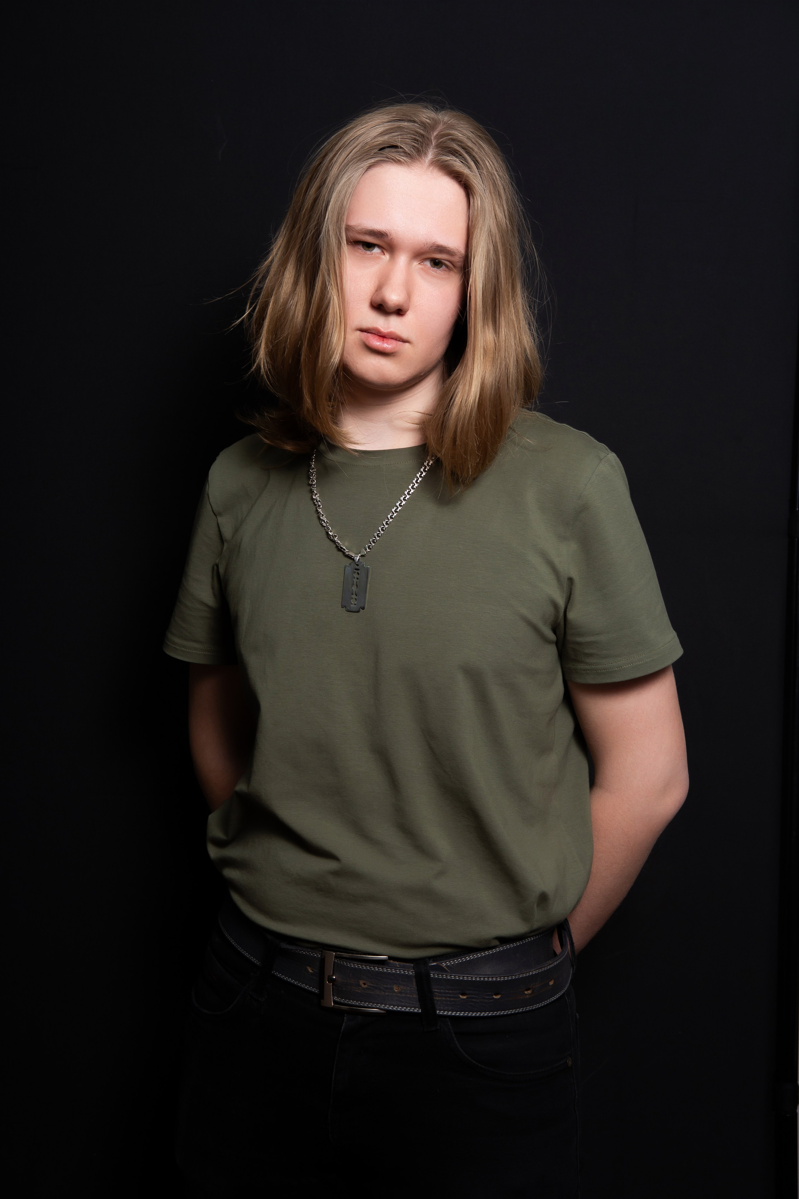 Портретная фотосессия для учеников 9 класса на чёрном фоне | Школьный фотограф Николай Богатырёв | Твой альбом / Твои правила. ТВОЙ АЛЬБОМ / ТВОИ ПРАВИЛА