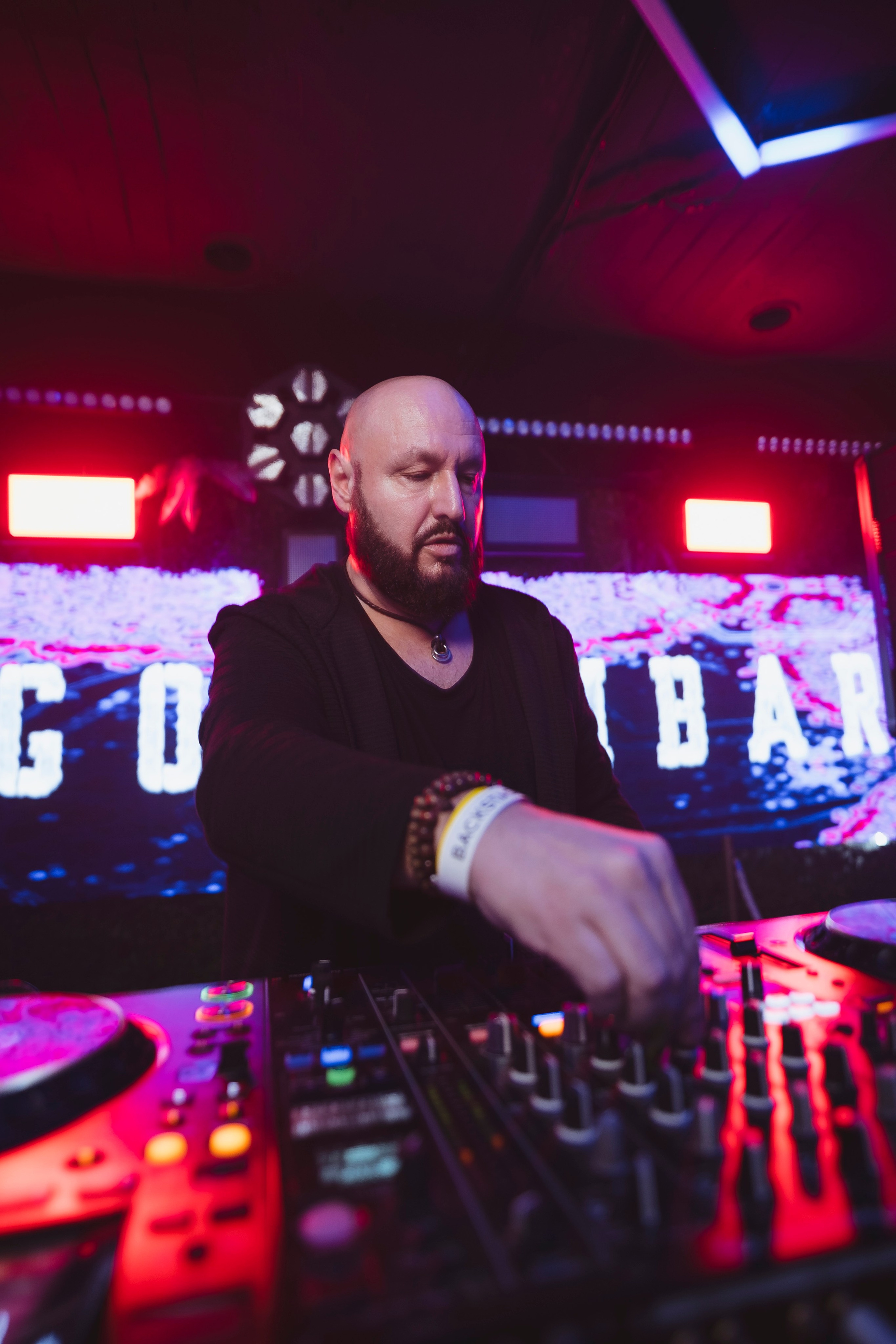 Embargo 30/03. Главная