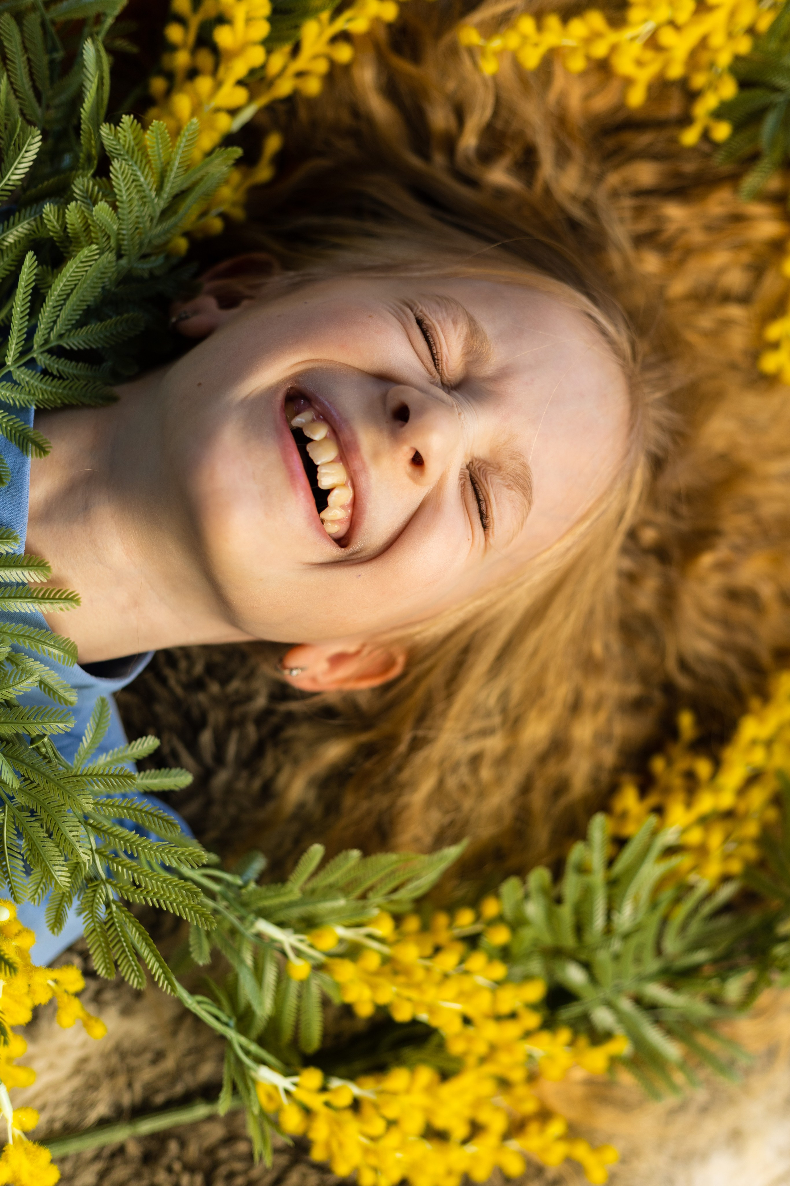 Алиса с сестренкой. Детская фотосессия в студии с мимозой. Семейный и детский фотограф в Санкт-Петербурге Павлова Елена