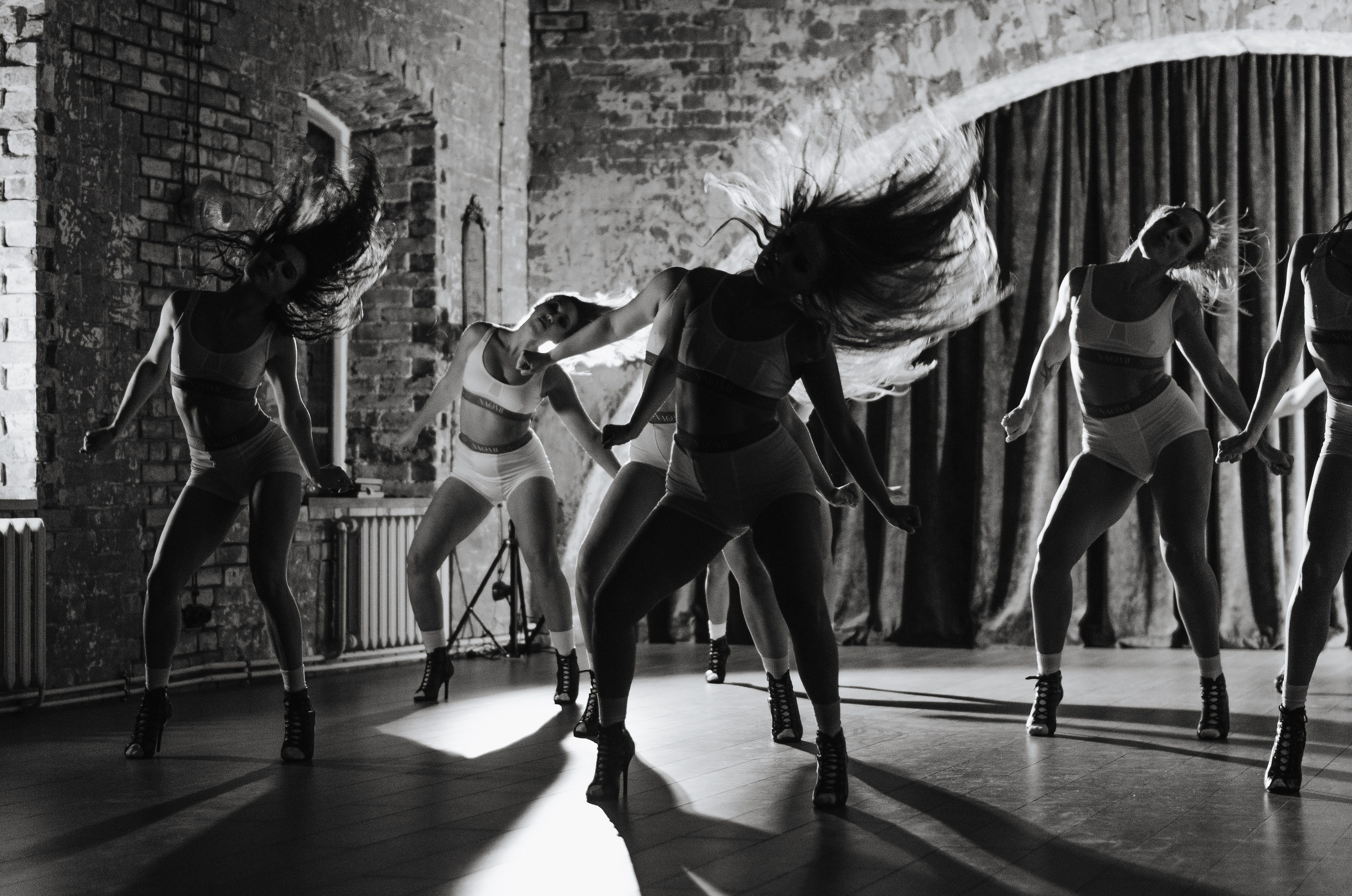 Фото-подглядки с видеосъемки танцевальной команды «Secret». Денисова Аля — фотограф для парных съемок и индивидуальных историй в Барнауле