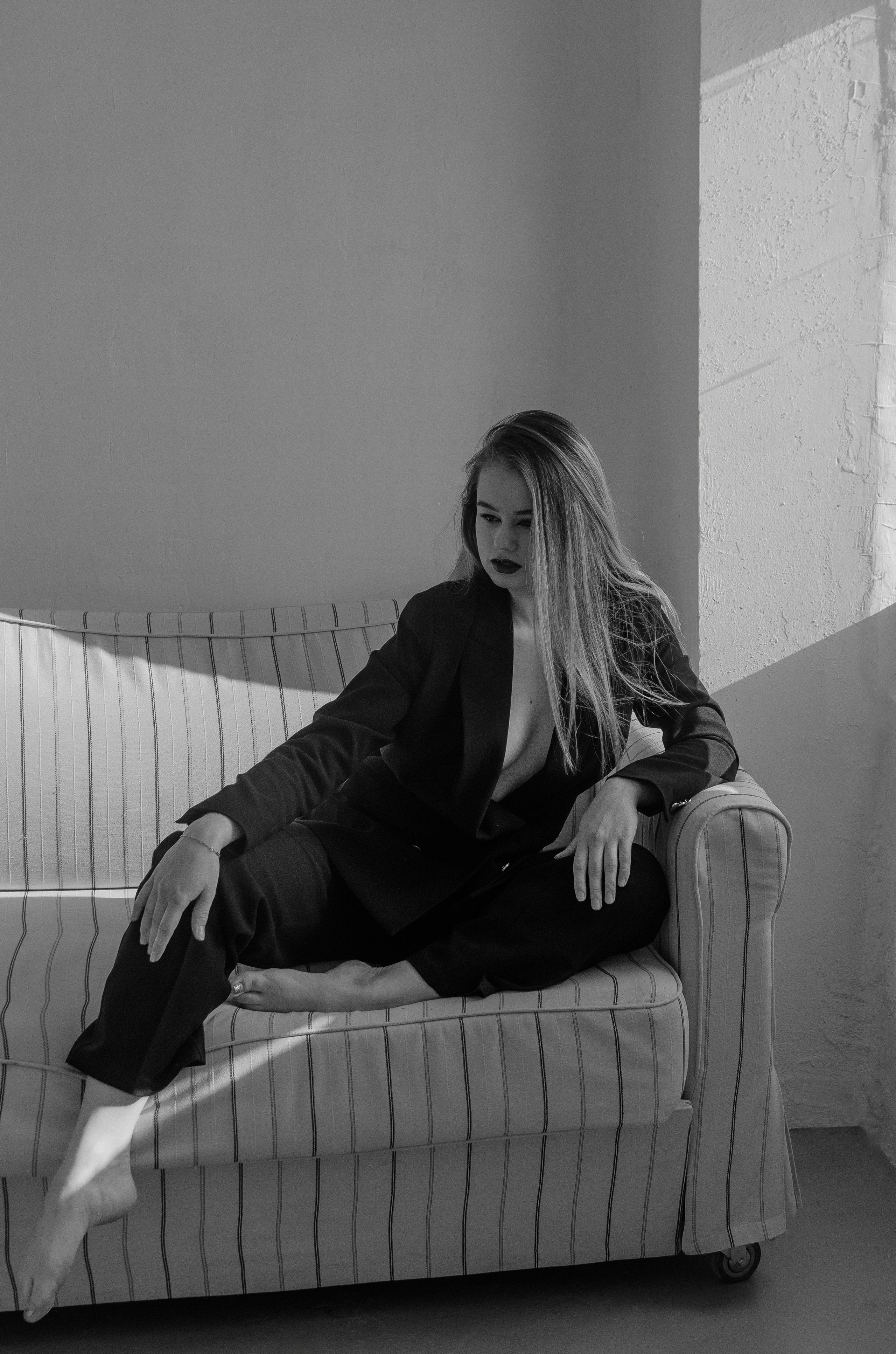 Женская фотосессия в стиле минимализм. Денисова Аля — фотограф для парных съемок и индивидуальных историй в Барнауле