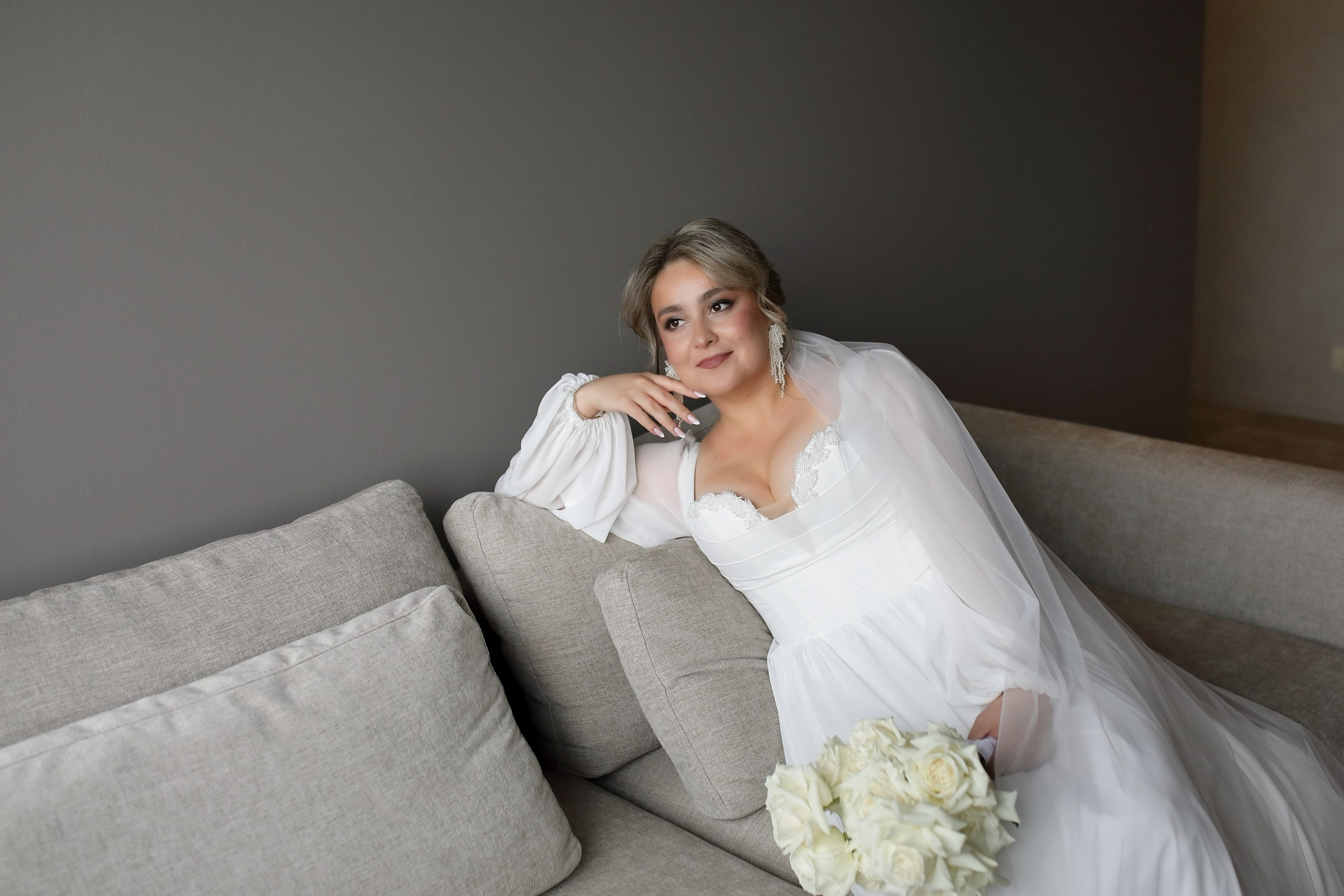 невеста на диване