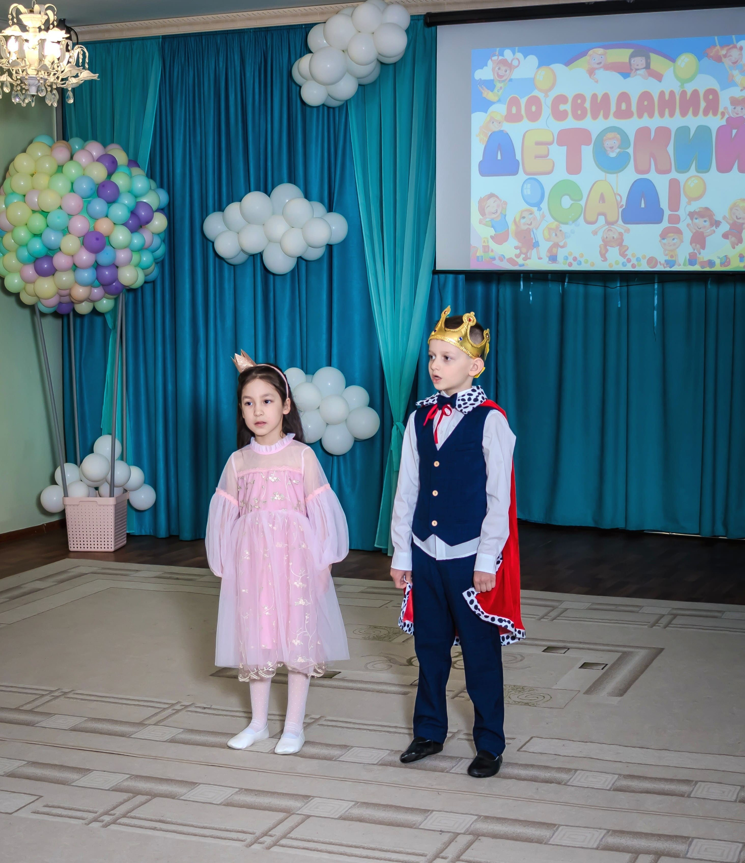 дети выступают на утреннике в детском саду, сцена и праздник, фотограф детский сад Москва Карасёва Елена