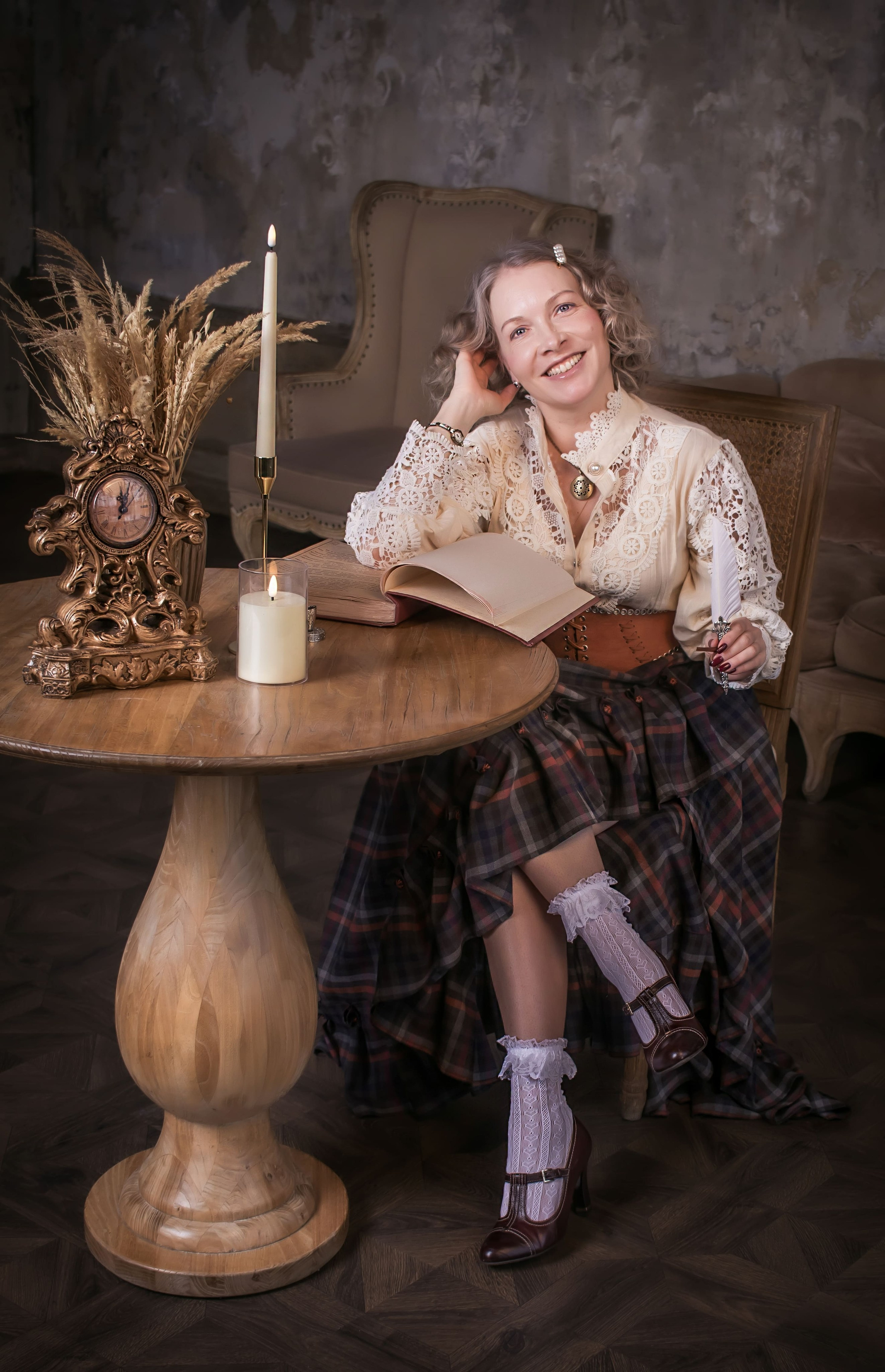 Женщина за столом со свечой в историческом образе XIX века, атмосферная фотосессия, фотограф Карасёва Елена