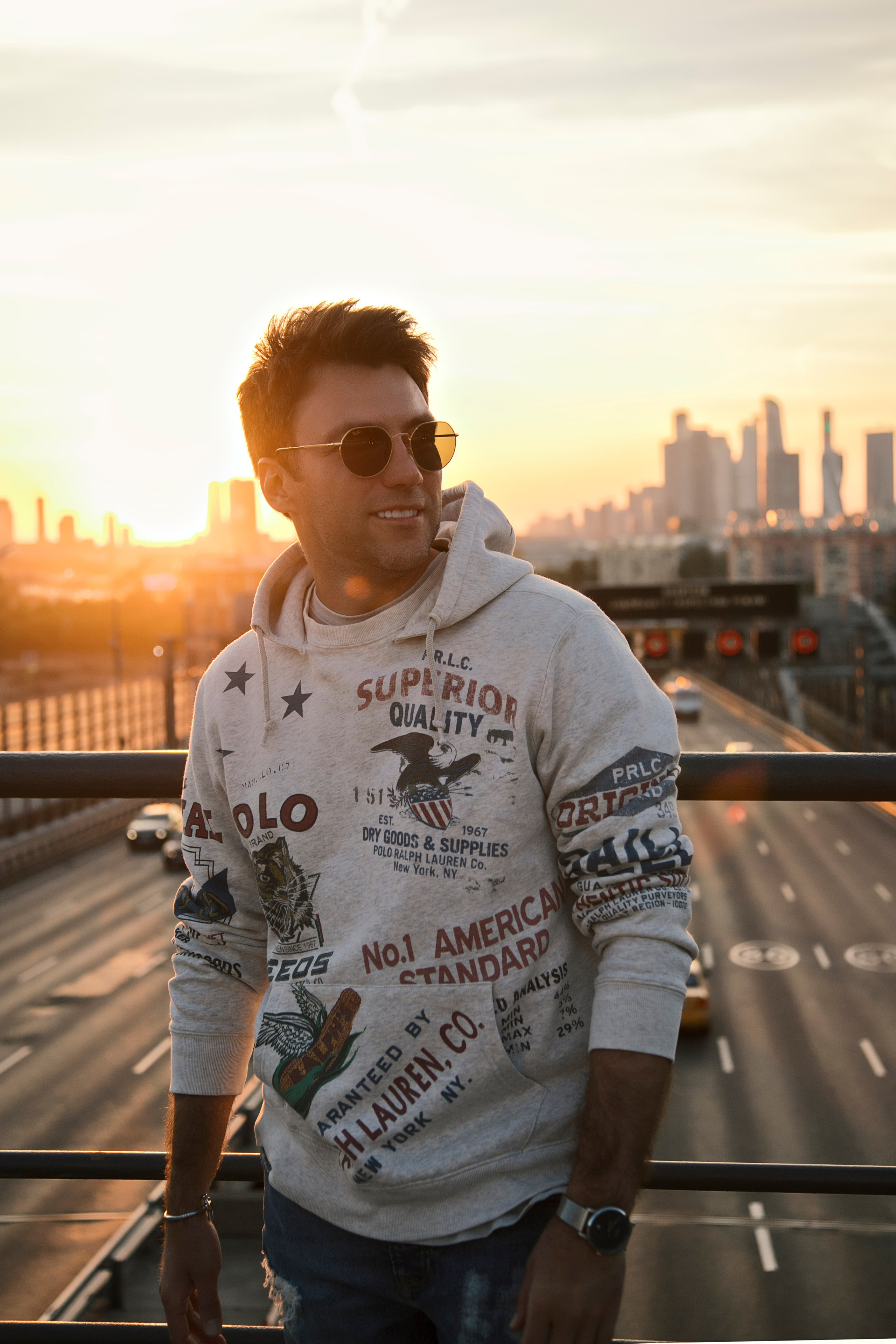 Мужская фотосессия на улице. Профессиональный фотограф в Москве