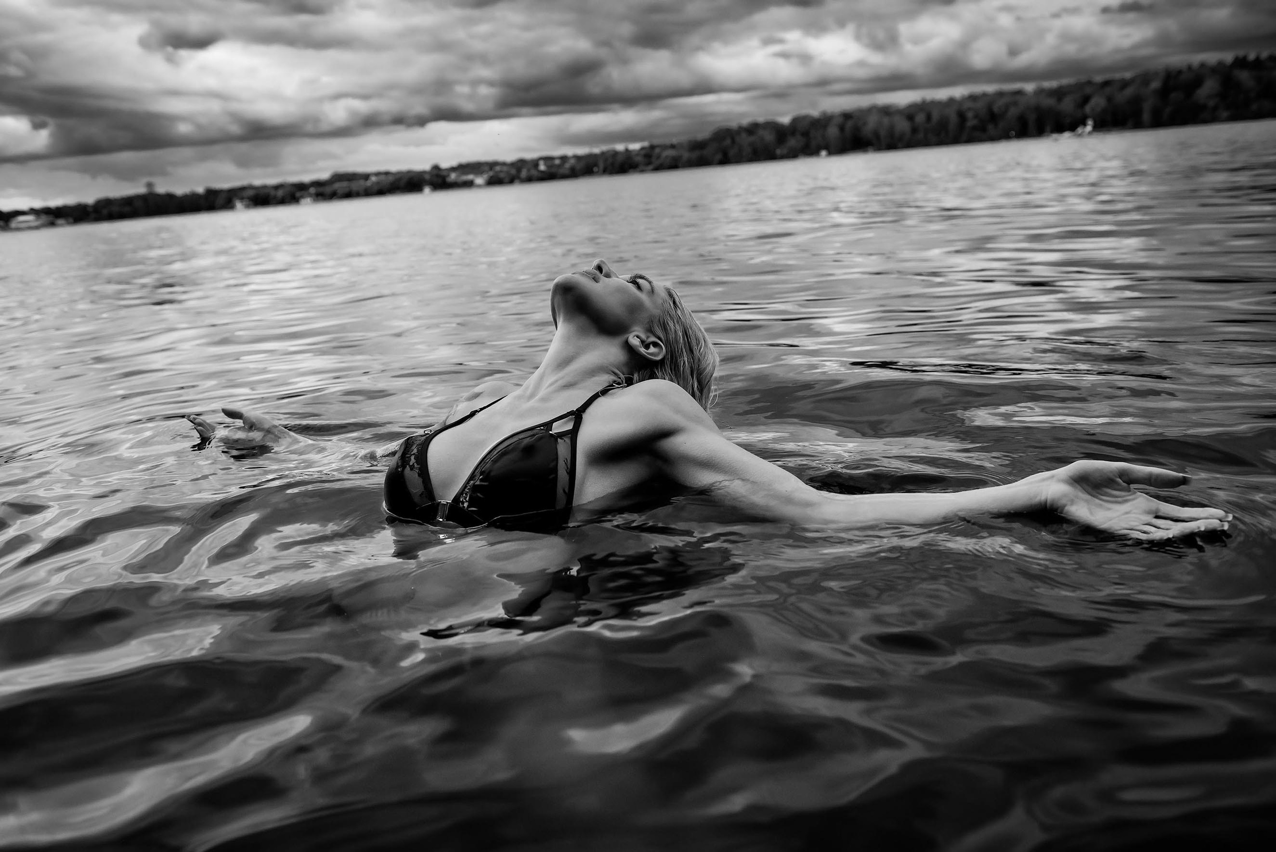 Ирина Бен Амара чб фотосессия на озере. Фитнес и спортивный фотограф Москва