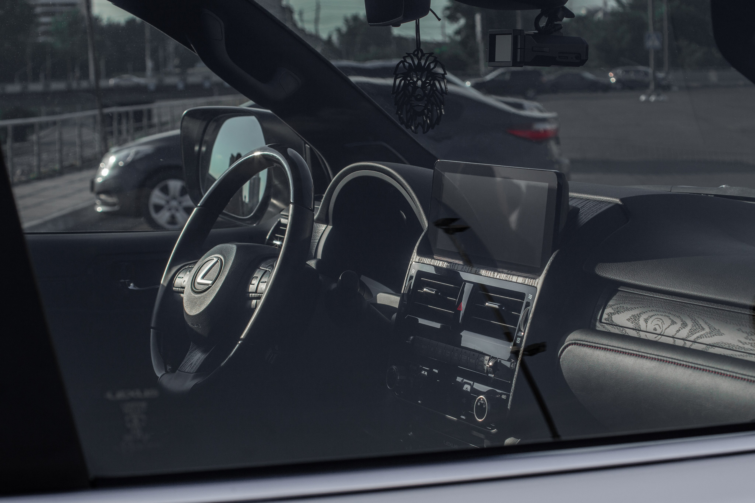 Фотосъемка автомобиля Lexus для Evil Painter. Интерьерный фотограф и ретушер в Красноярске Денис Антропов