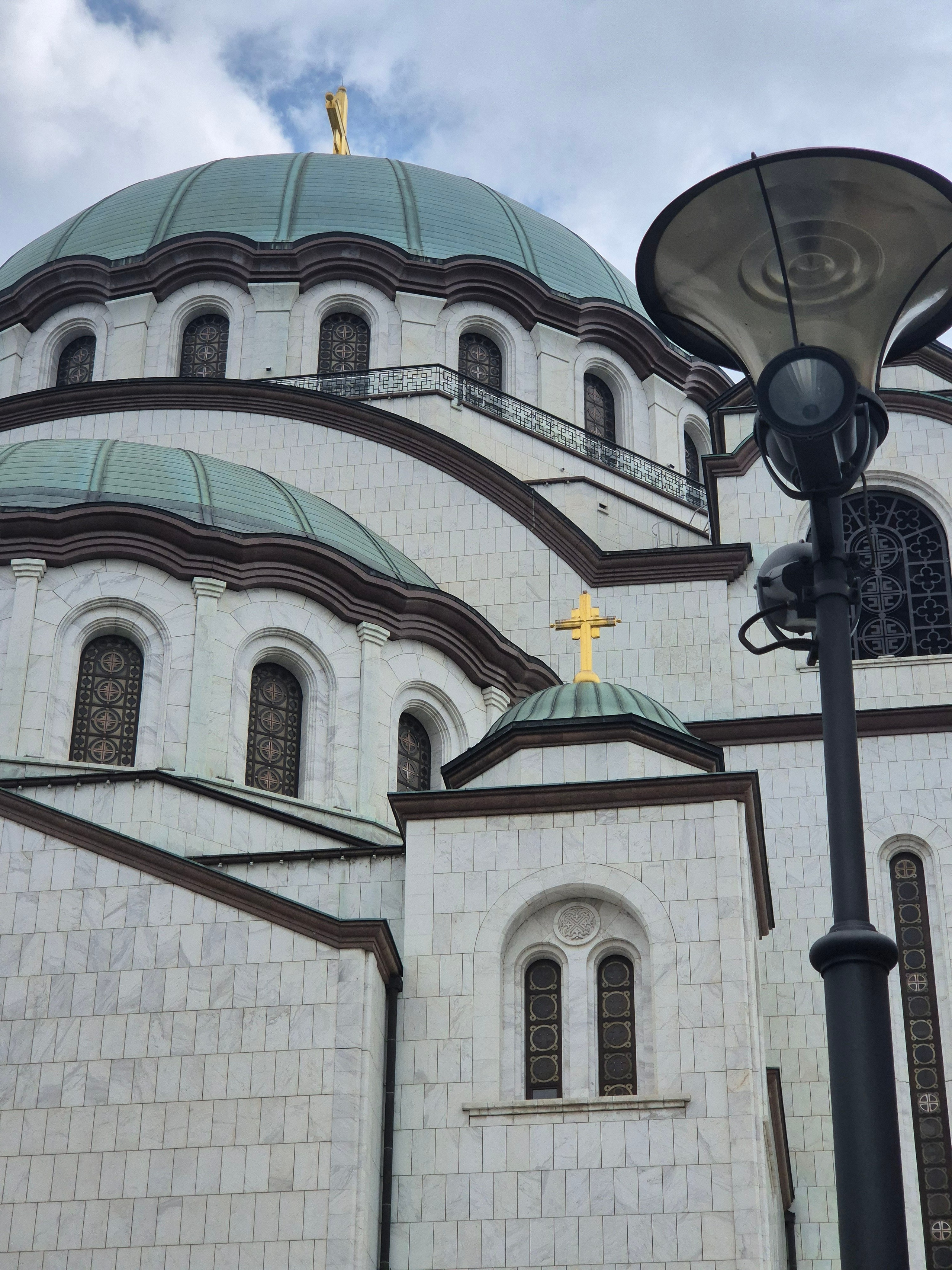 Крупнейший православный храм на Балканах и один из крупнейших в мире. Образцом при строительстве послужил собор Святой Софии в Стамбуле.