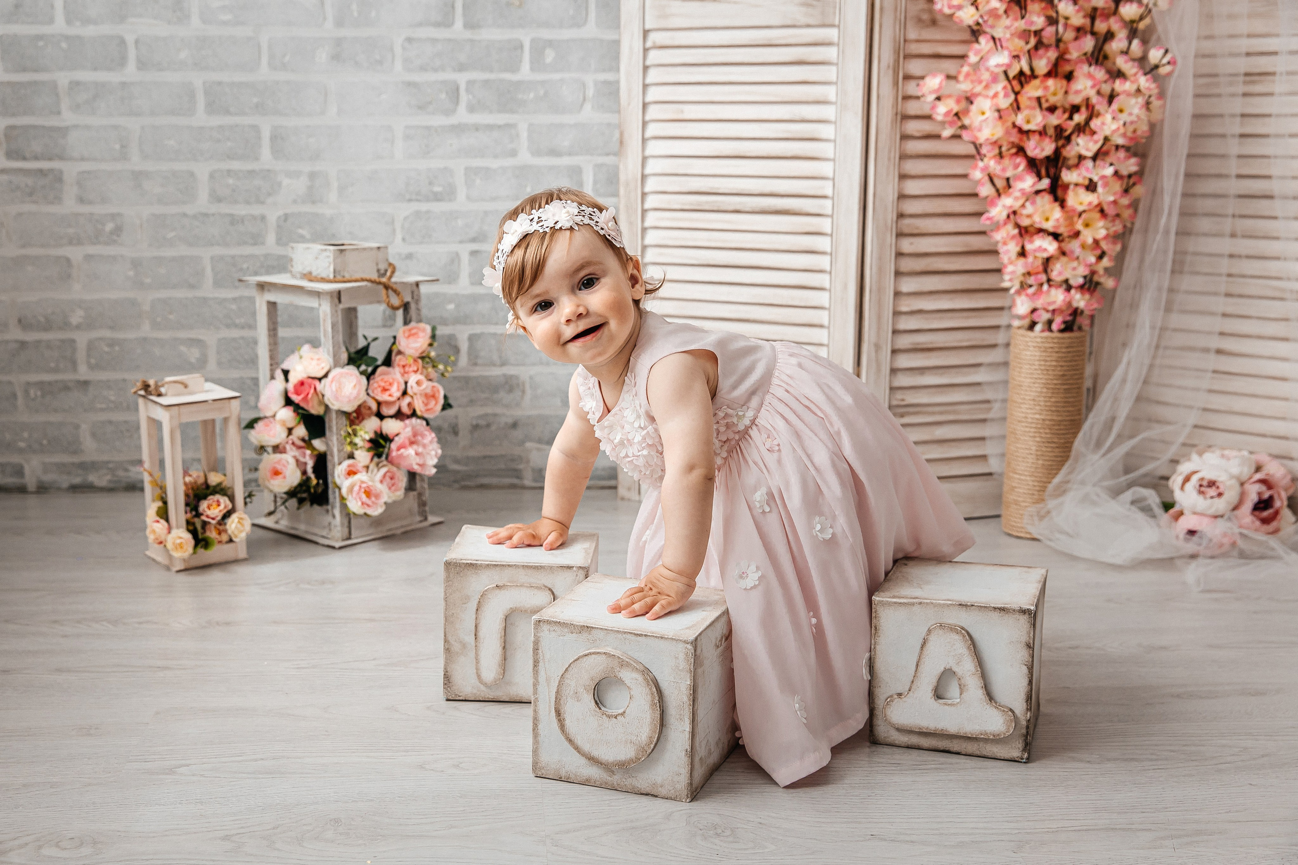 Минимализм (единичка, буквы-кубики, отдельный реквизит на фоне). Детский фотограф, выпускные альбомы в Нижнем Новгороде Бодягина Мария