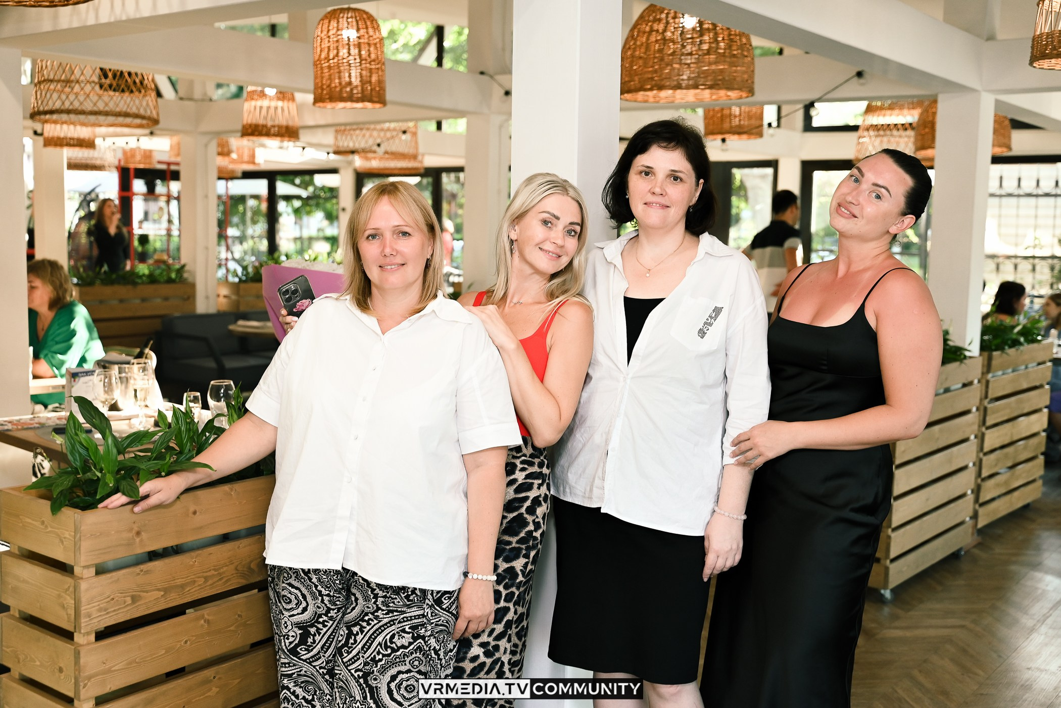 Ресторан «Volna»: Вокальный вечер на летней веранде «Хочу на дачу»