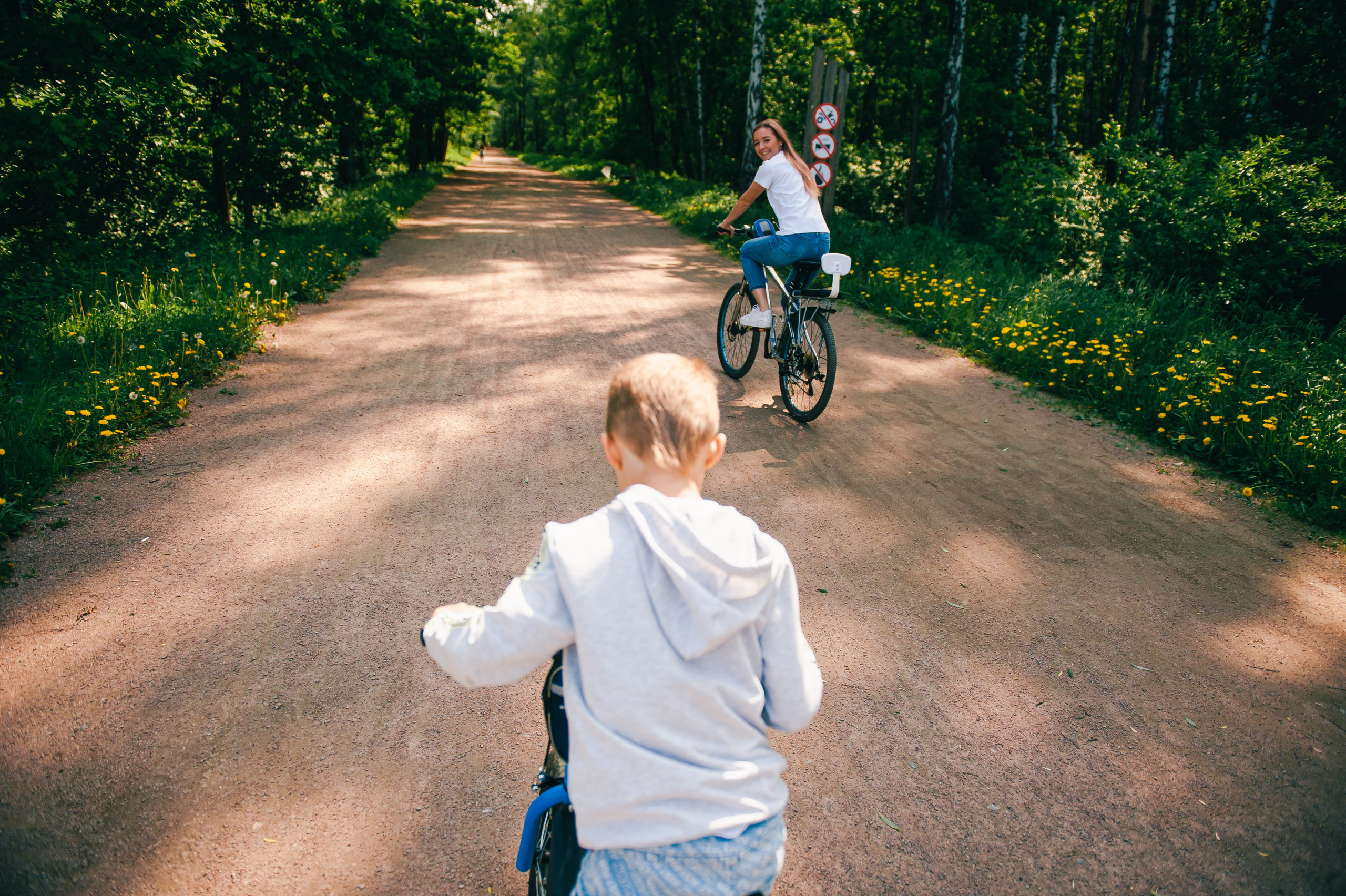 семейная фотосессия на природе, фотосессия в парке, живые эмоции, мама с сыном