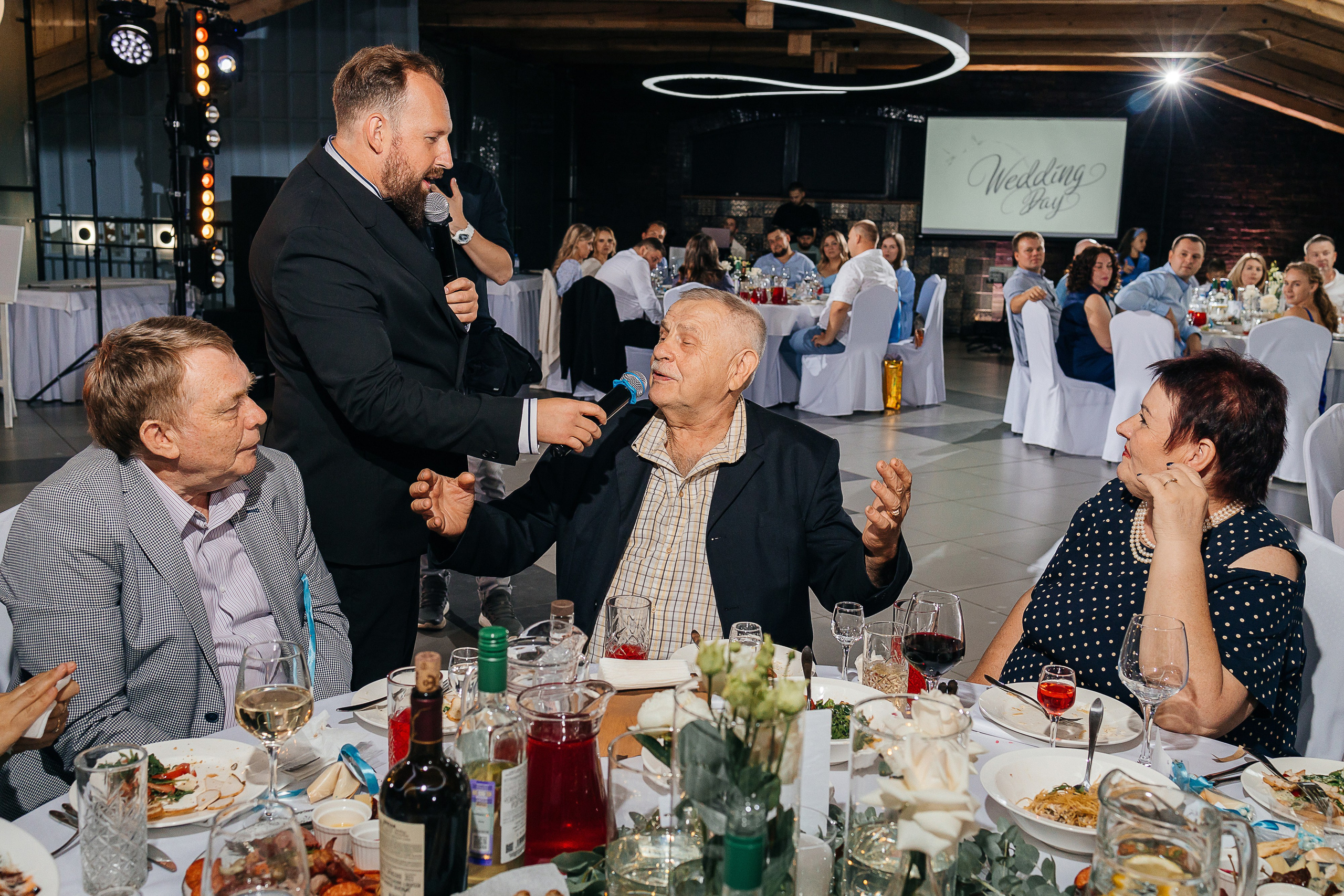 Трогательная выездная церемония в уютном дворике отеля. Олег Сверчков | Свадебный фотограф Вологда