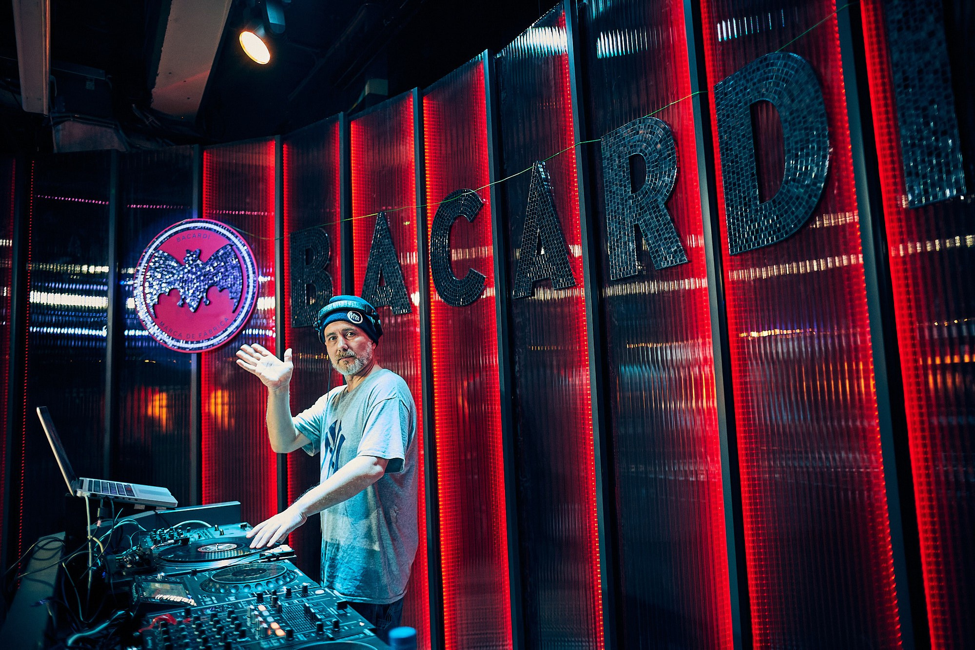 Фотограф на концерте группы «Мальчишник» — репортажная съёмка в баре. Репортажный фотограф в Москве — Дмитрий Тарасов | Съёмка мероприятий, концертов, корпоративов