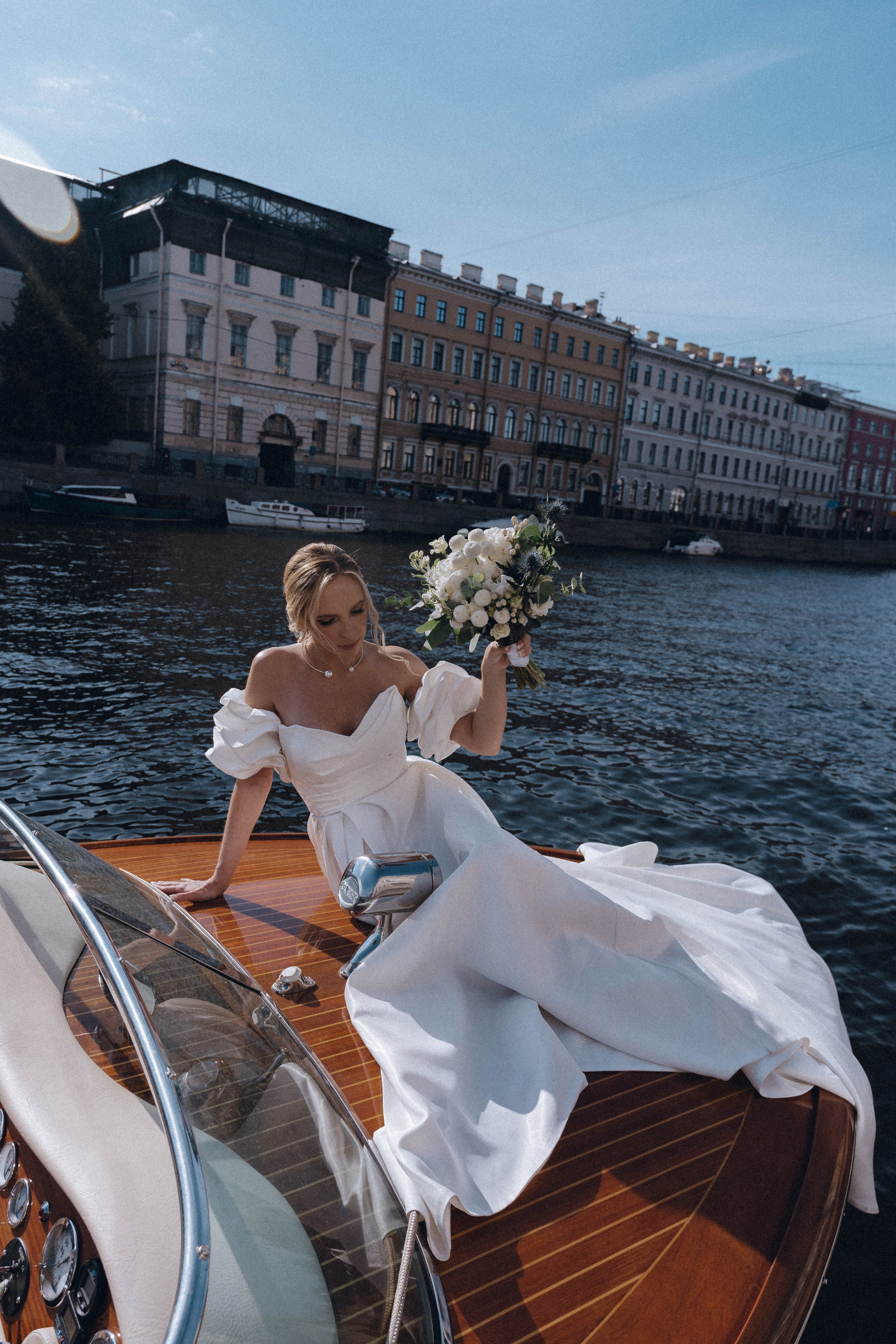 СВАДЕНБНАЯ СЬЕМКА НА КАТЕРЕ ПО КАНАЛАМ САНКТ-ПЕТЕРБУРГА И В АКВАТОРИИ НЕВЫ. Профессиональный фотограф, Санкт-Петербург — Виктория Богомолова