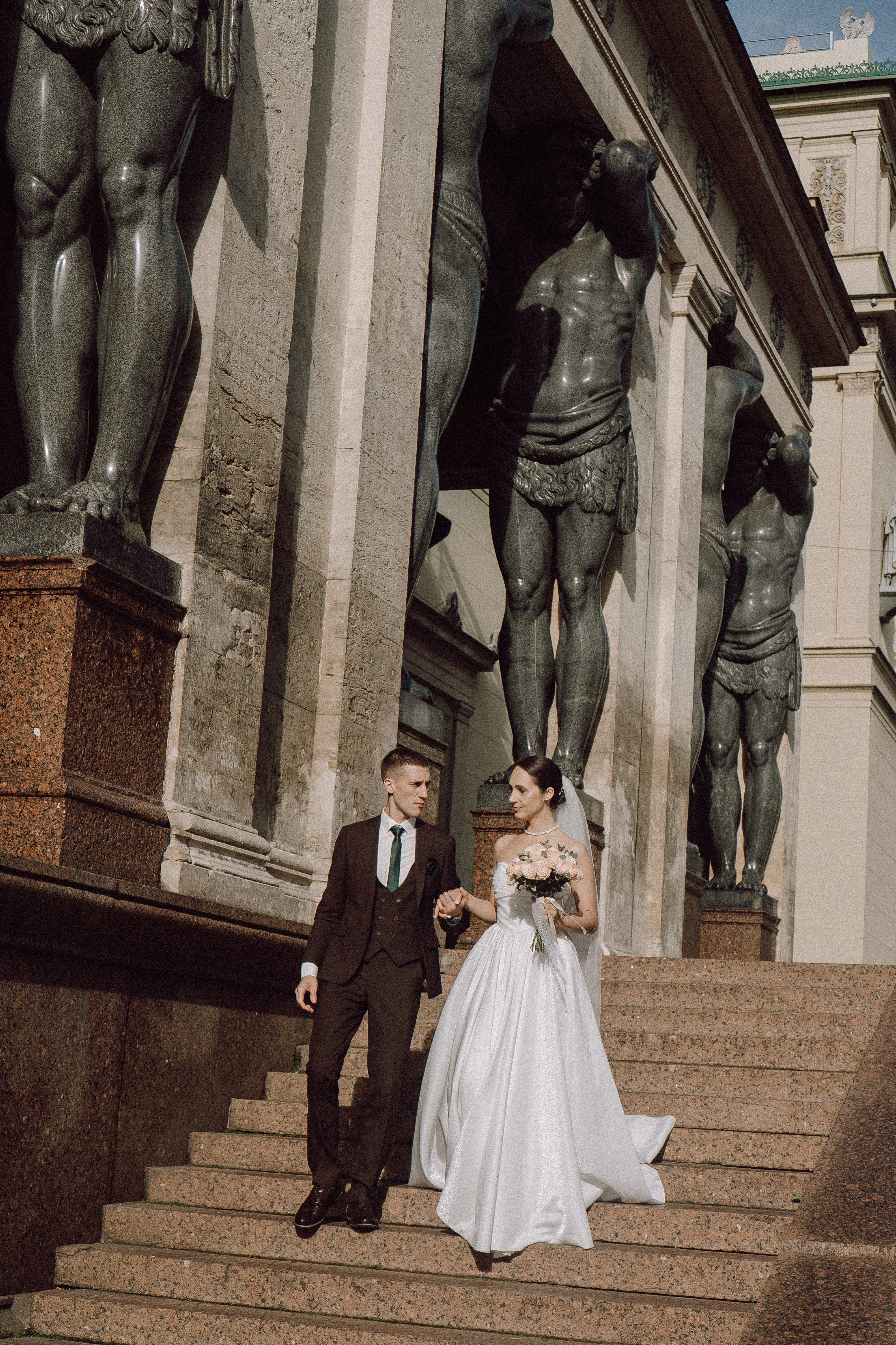 СВАДЕБНАЯ ПРОГУЛКА В САНТК-ПЕТЕРБУРГЕ (ИСАКИЕВСКИЙ СОБОР, ЗИМНЯЯ КАНАВКА, ЭРМИТАЖ И БОЛЬШАЯ МОРСКАЯ УЛИЦА). Профессиональный фотограф, Санкт-Петербург — Виктория Богомолова