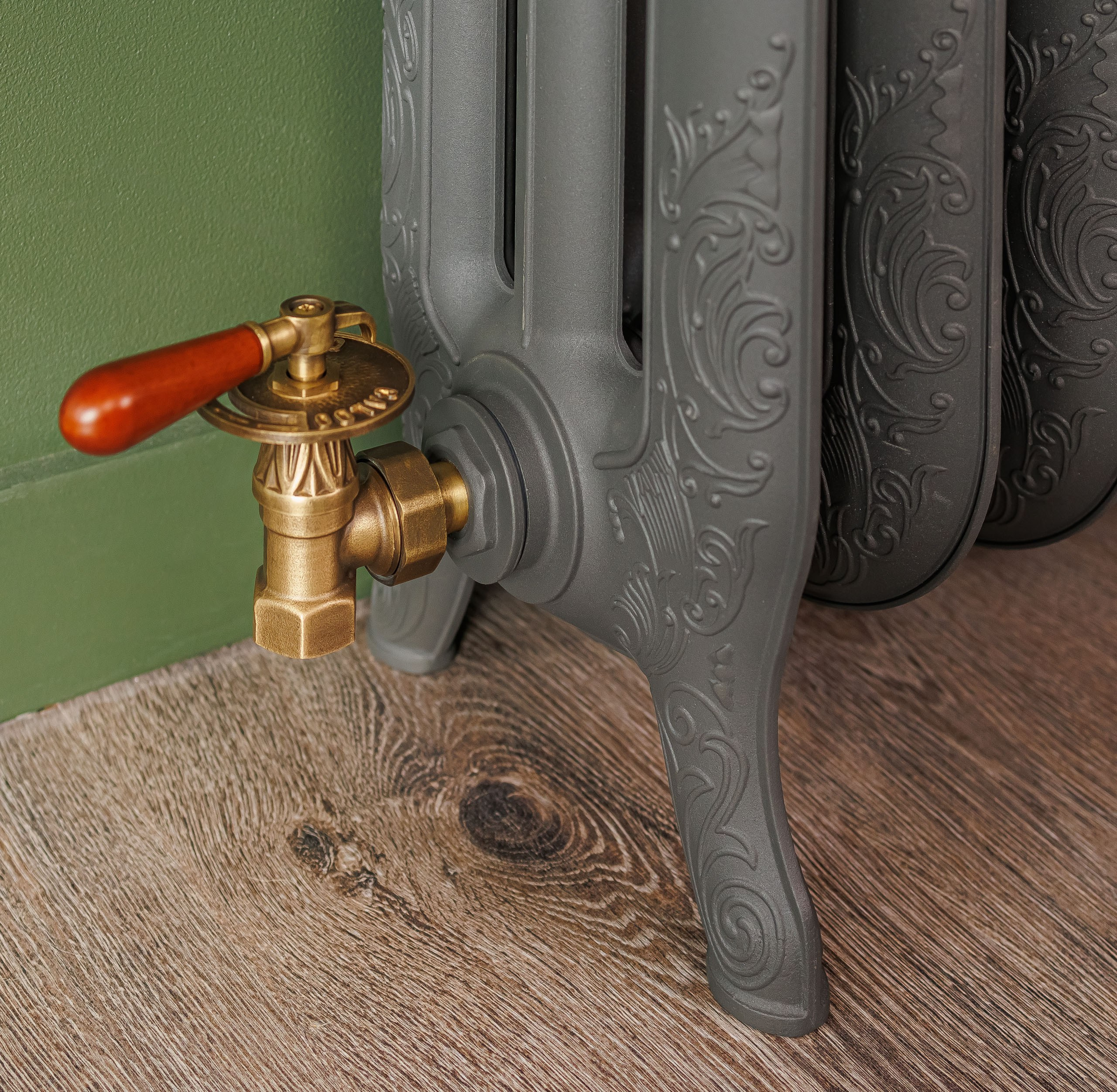 Предметные фотографии дизайнерских радиаторов отопления в стиле ретро