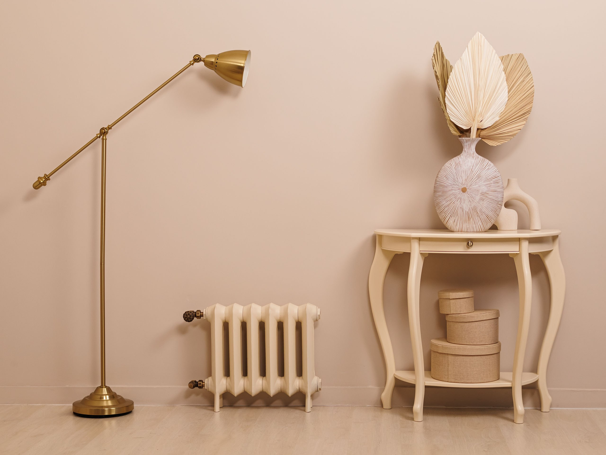 Предметные фотографии дизайнерских радиаторов отопления в стиле ретро