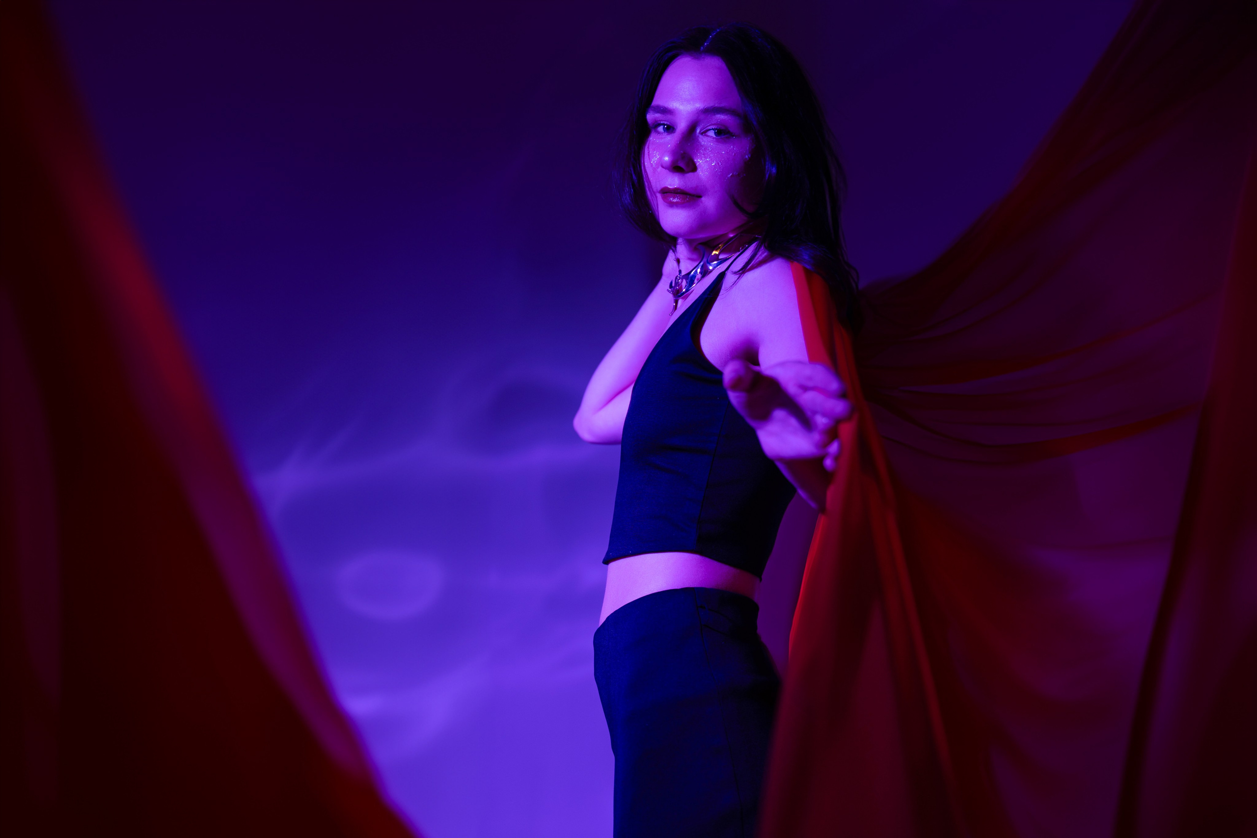 Портретное арт фото девушки с цветным светом в стиле киберпанк в фотостудии Молоко