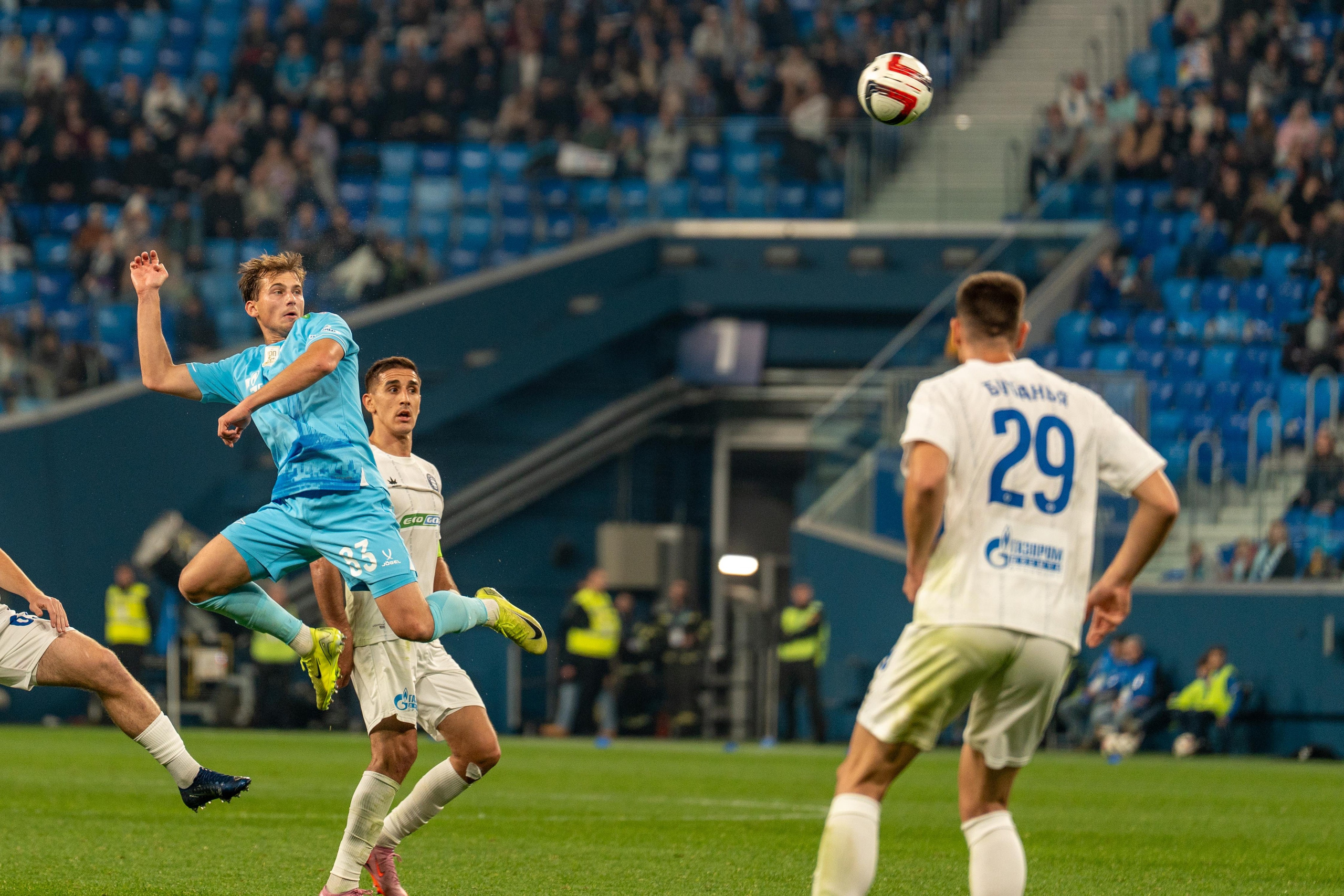 Полузащитник Зенита прыгает за мячом — спортивный фотограф Санкт-Петербург