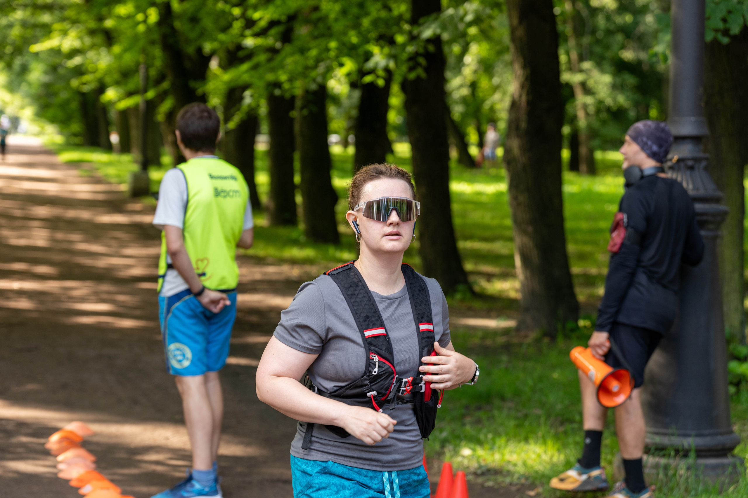 Бегунья в очках на пробеге «5 вёрст» – спортивный фотограф Санкт-Петербург