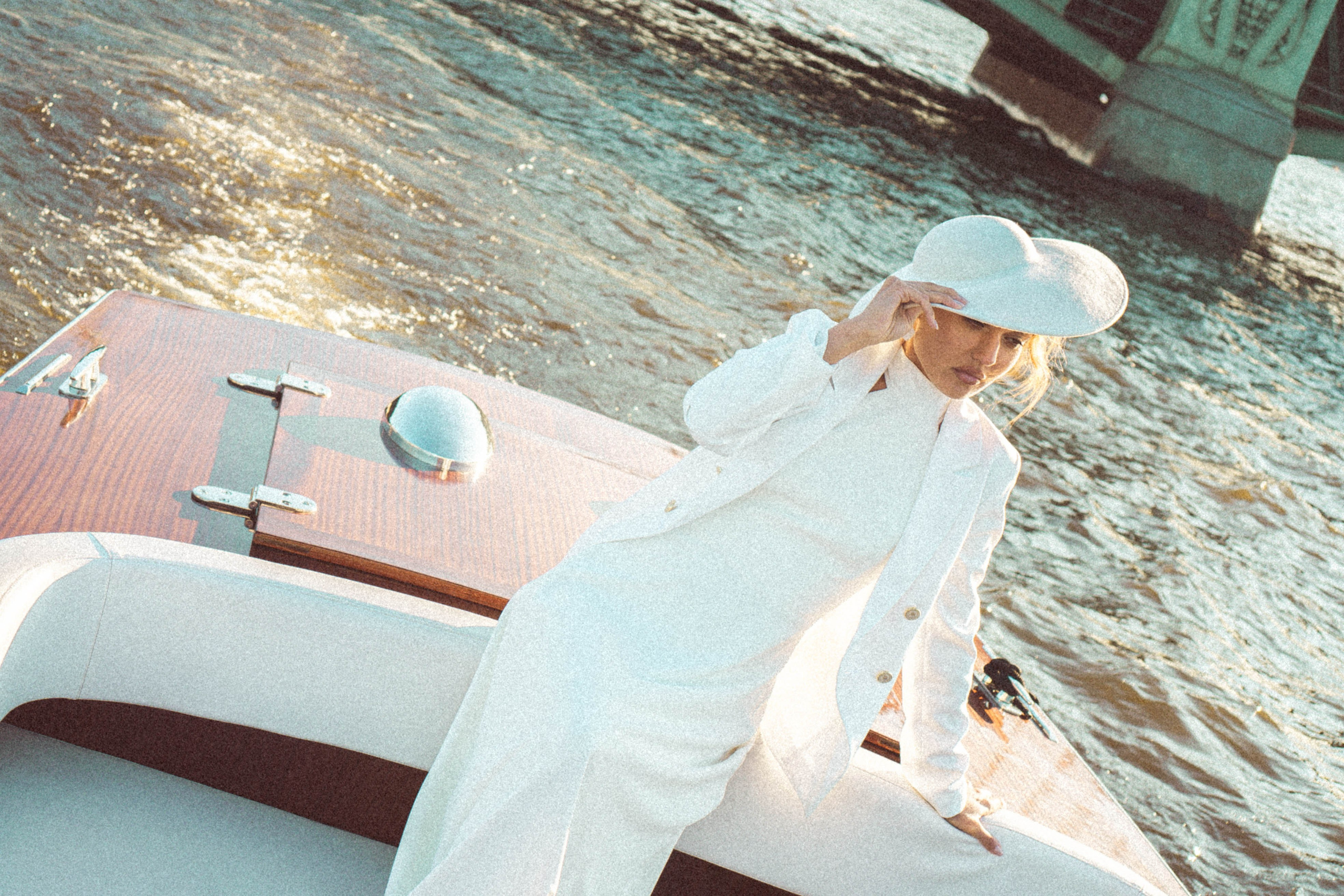 СВАДЕНБНАЯ СЬЕМКА НА КАТЕРЕ ПО КАНАЛАМ САНКТ-ПЕТЕРБУРГА И В АКВАТОРИИ НЕВЫ. Профессиональный фотограф, Санкт-Петербург — Виктория Богомолова