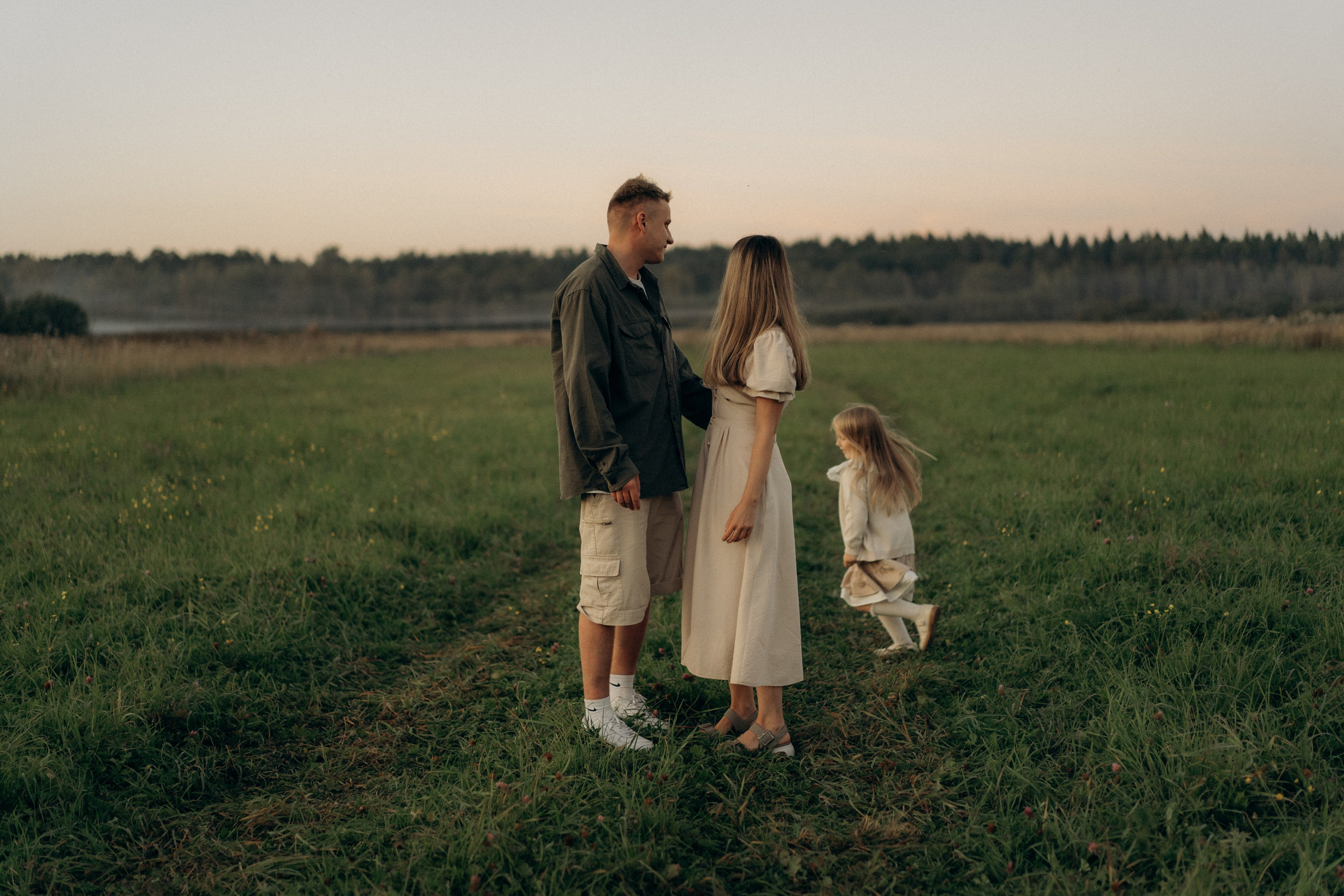 Летний вечер в поле. Семейный lifestyle фотограф в Москве Рената Рафикова