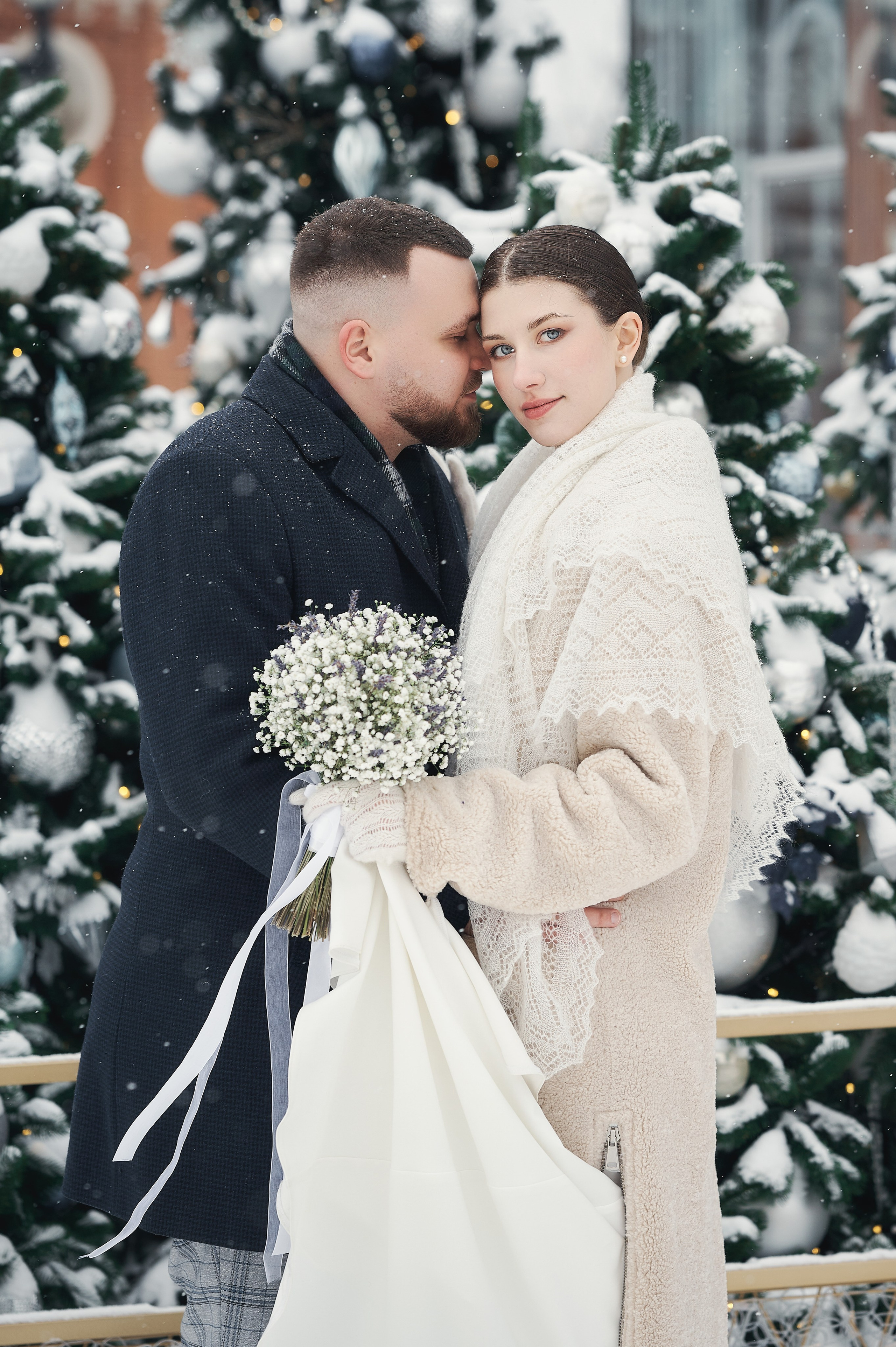 Торжественное событие на свадебной церемонии, пара с гостями, свадебный фотограф Москва