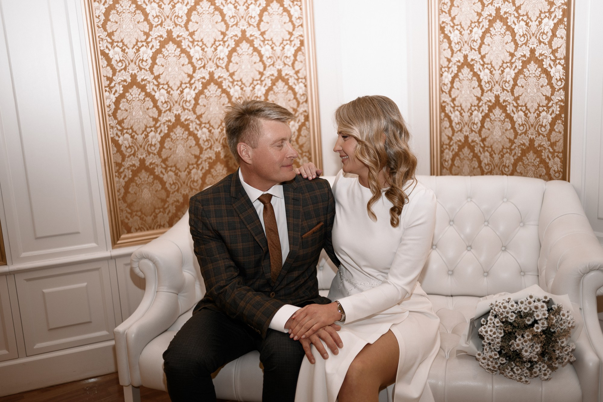 Свадебная фотосессия Дмитрия и Марии в Тюмени — Идеи для съемки в ЗАГСе и городе. Портретный фотограф Тюмень Дарья Мустафина