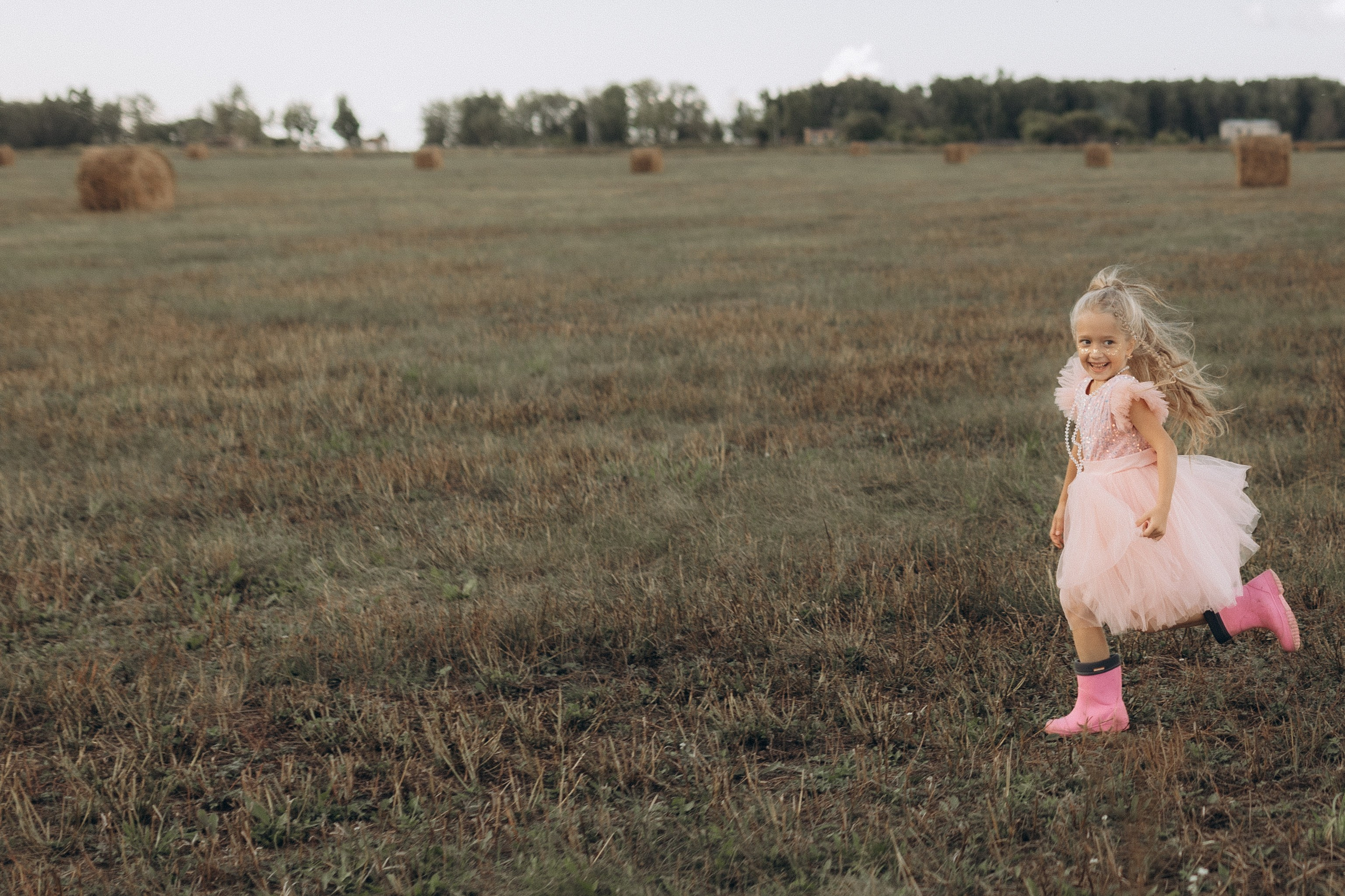 Вика и Миша на сене. Семейный фотограф lifestyle в Новосибирске Елена Шпилевая