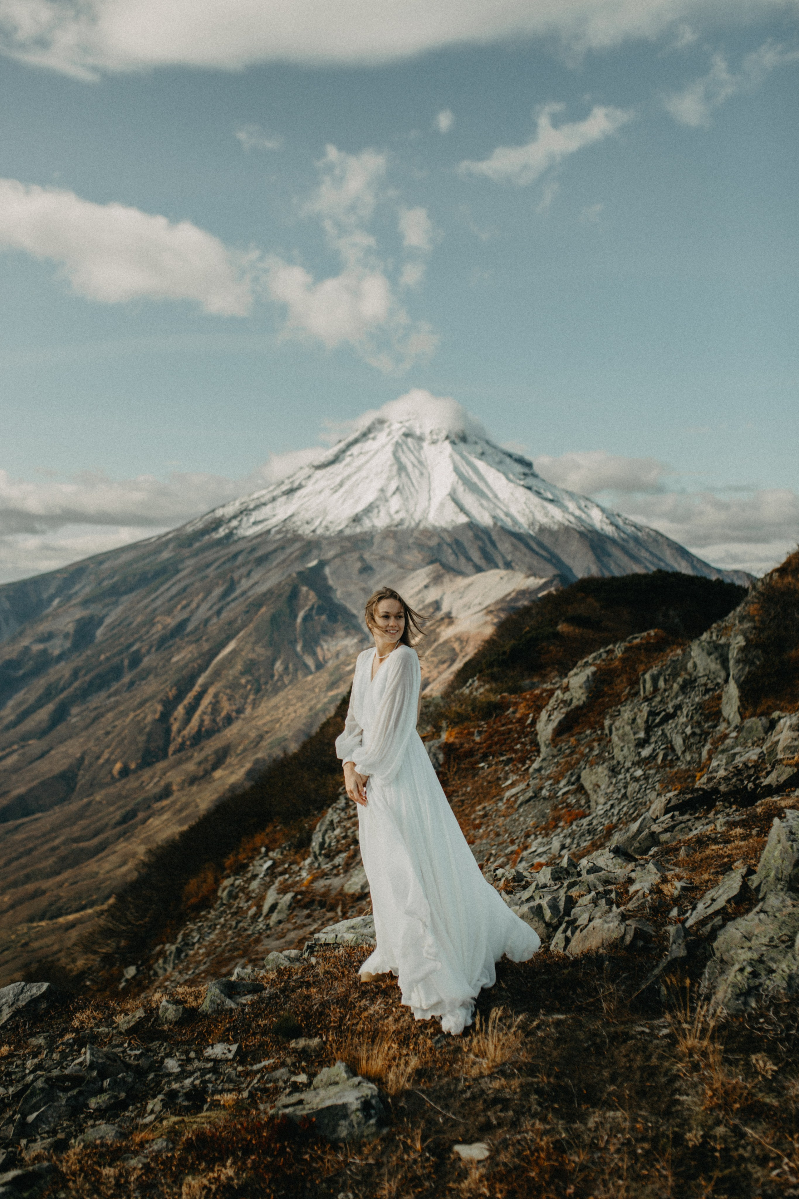 Вертолетный полет Бухта Жировая. Свадебное фото и видео на Камчатке. Туристические маршруты