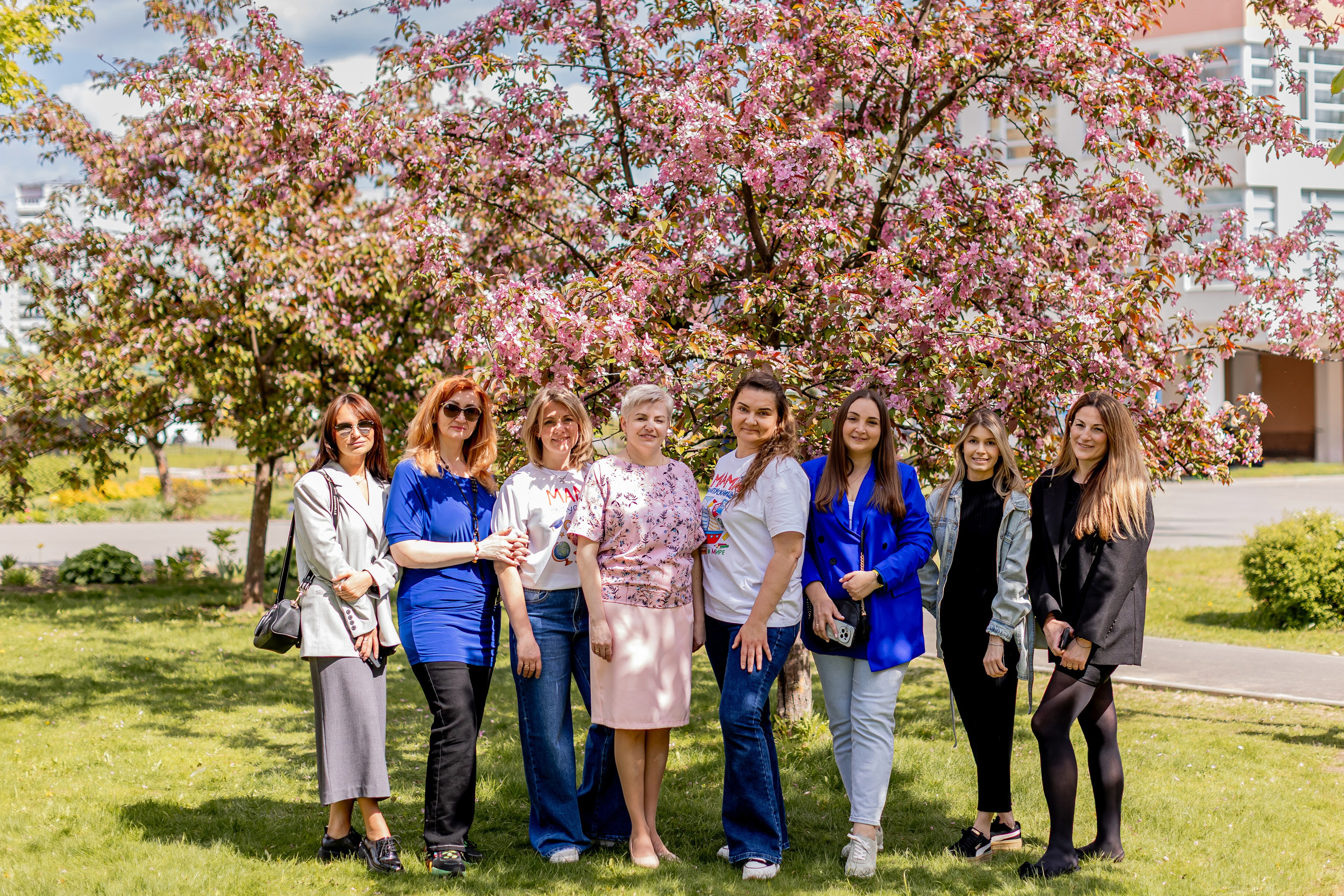 Выпускной в начальной школе на улице. Фотограф и видеограф Москва. Свадебный фотограф, видеограф. Выпускные альбомы. Оживающие альбомы