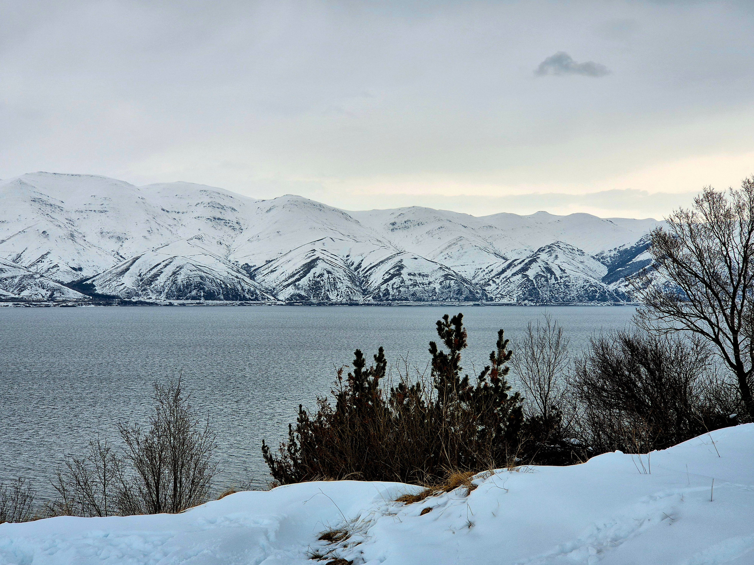 В Ереване - весна, переходящая в лето. В Дилижане погода больше похожа была на осеннюю. А на Севане - зима в разгаре. И это все в пределах 60 км