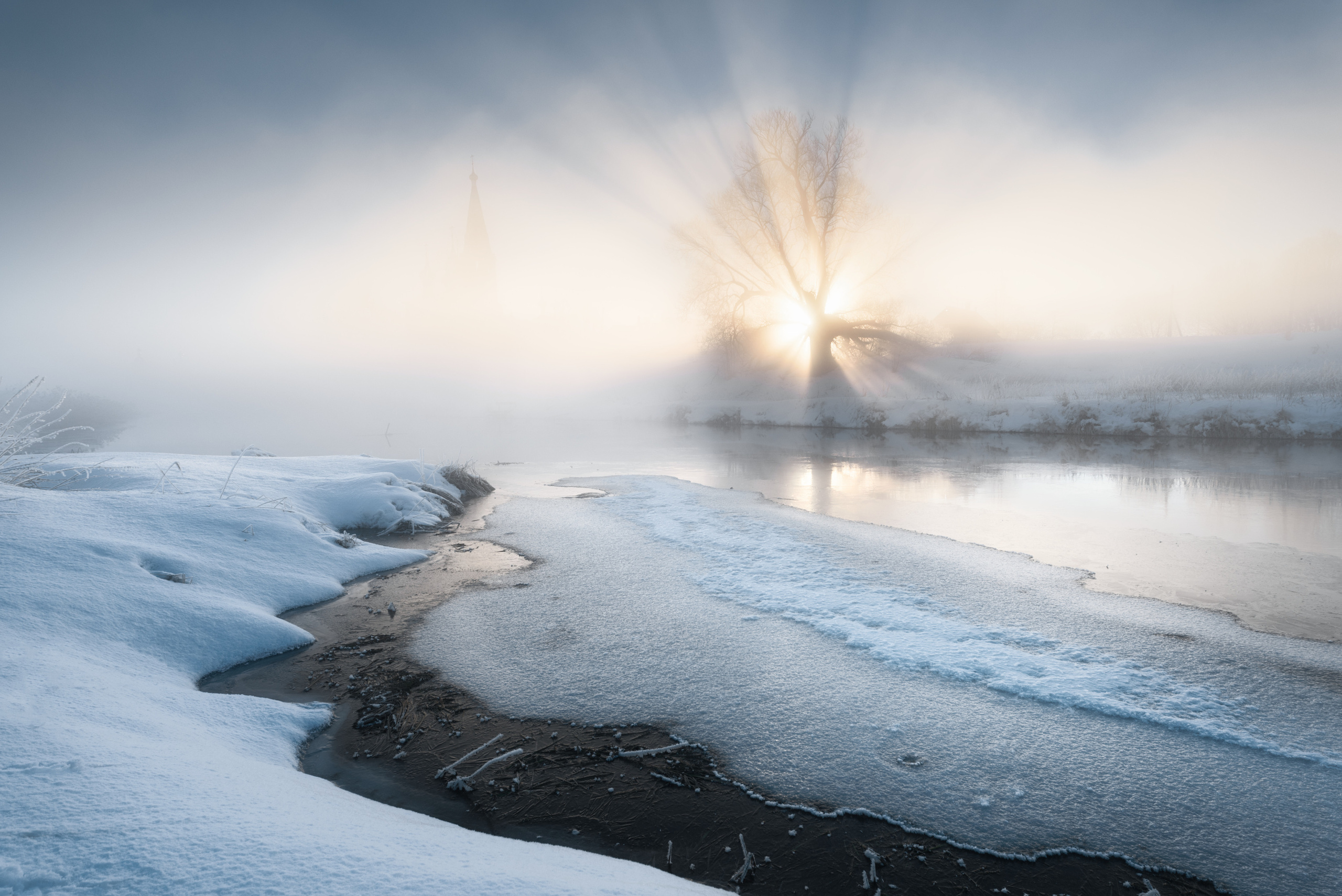 Первые лучи Солнца сквозь густой туман на реке Теза. Ивановская область, с. Дунилово