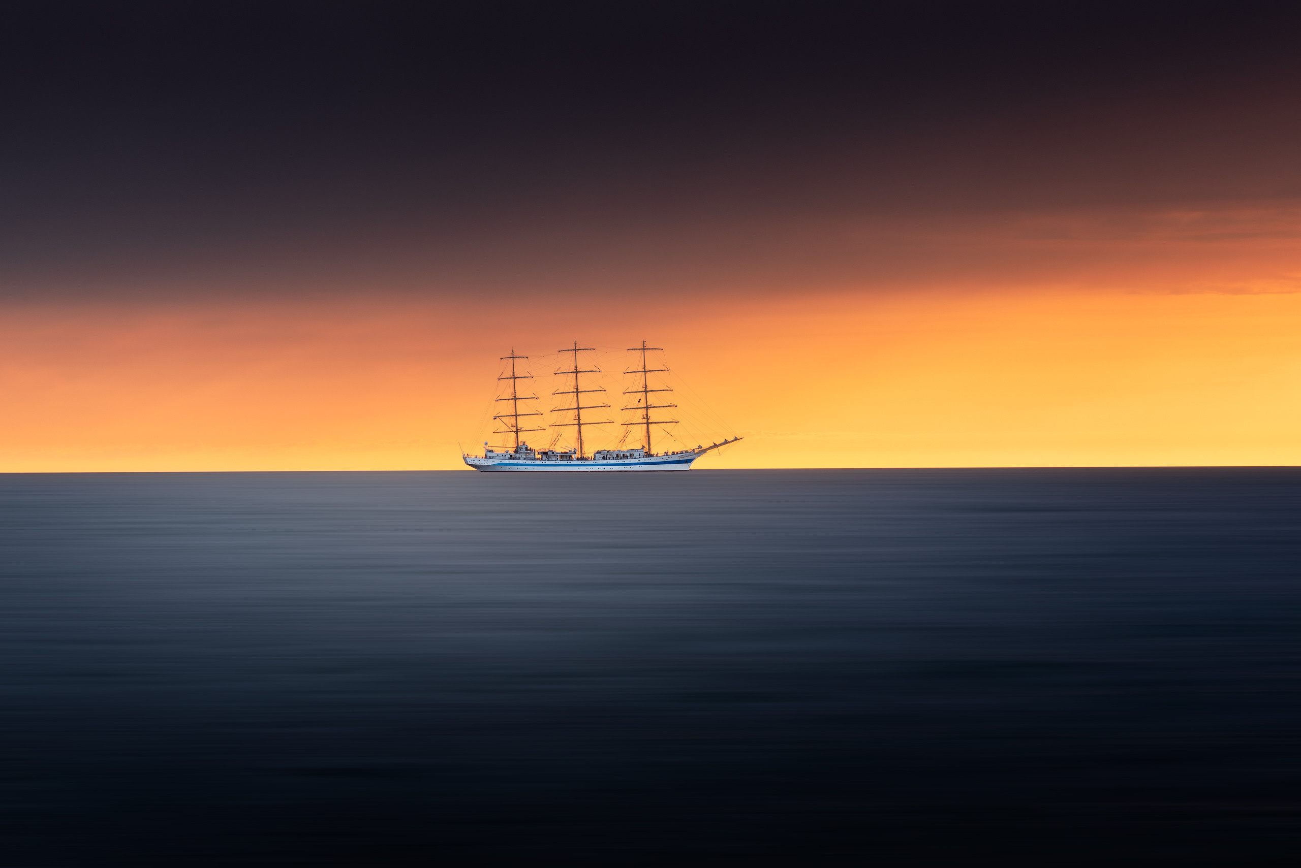 Парусник "Мир" на рейде в Гданьском заливе Балтийского моря недалеко от города Балтийск