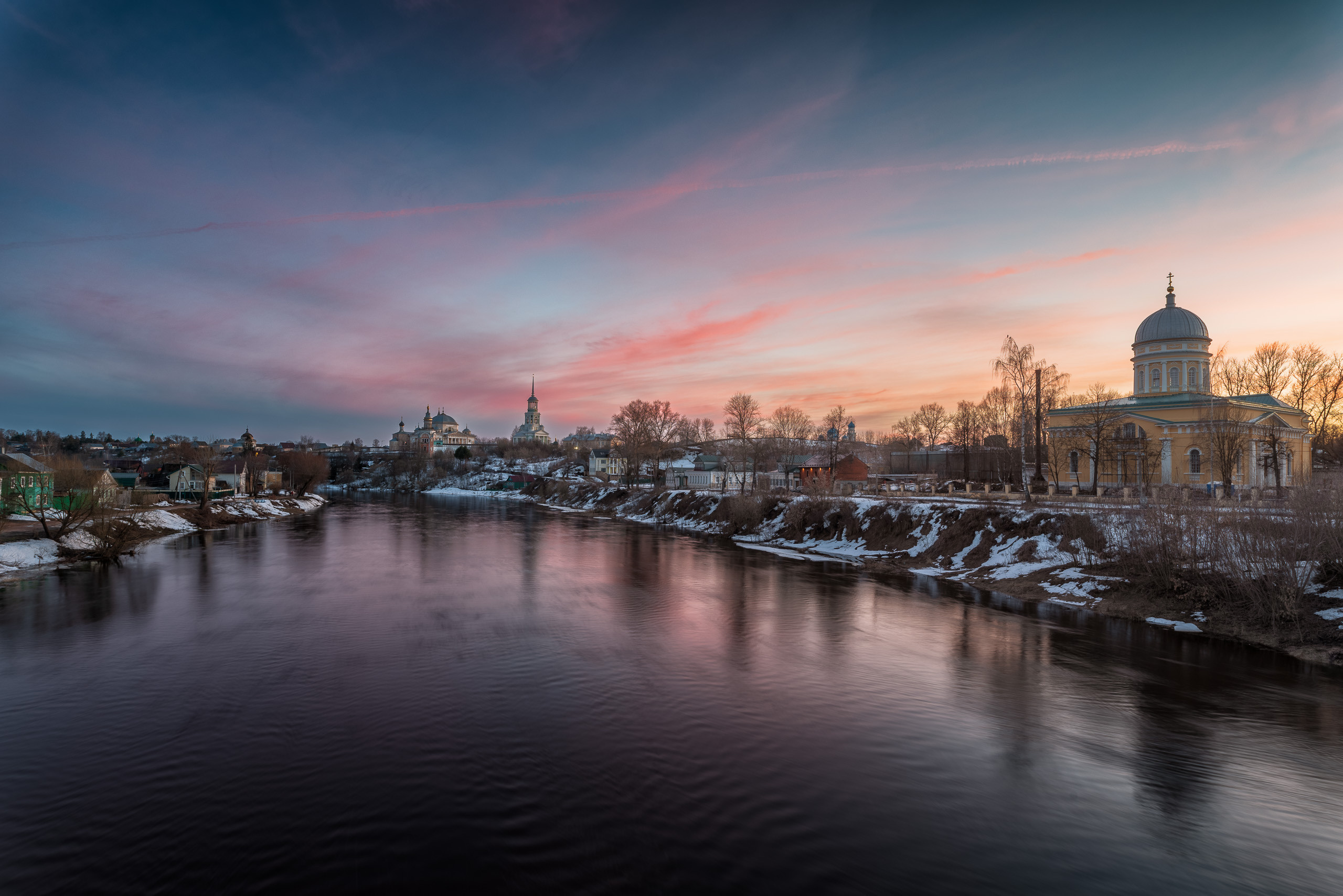 Река Тверца в городе Торжок на закате.